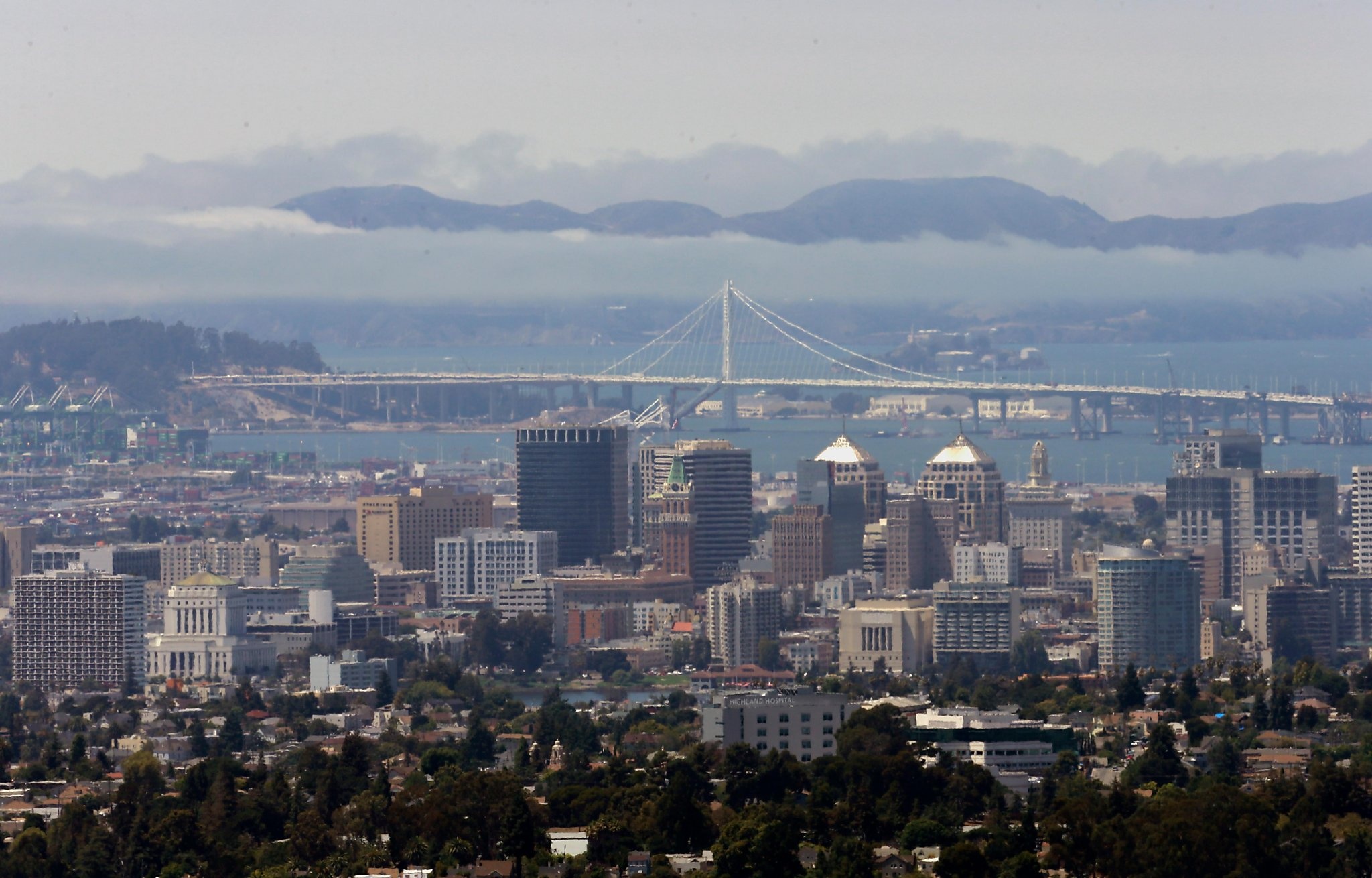 Oakland travels, Urban decay, City revival, Community resilience, 2050x1310 HD Desktop