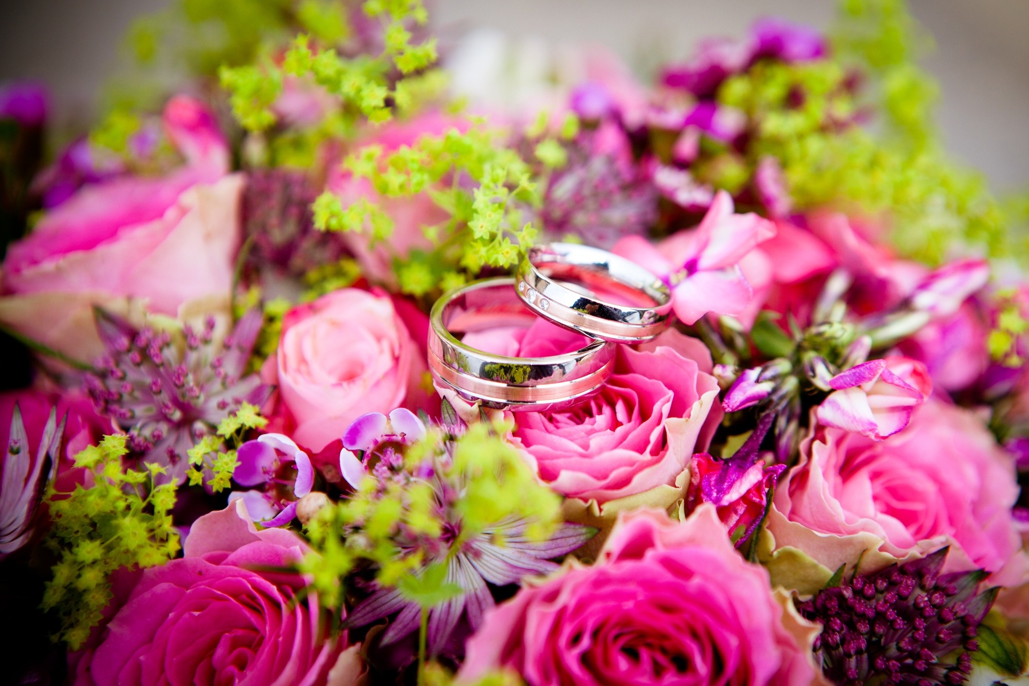 Rings on bouquet, Wedding Ring Wallpaper, 2000x1340 HD Desktop