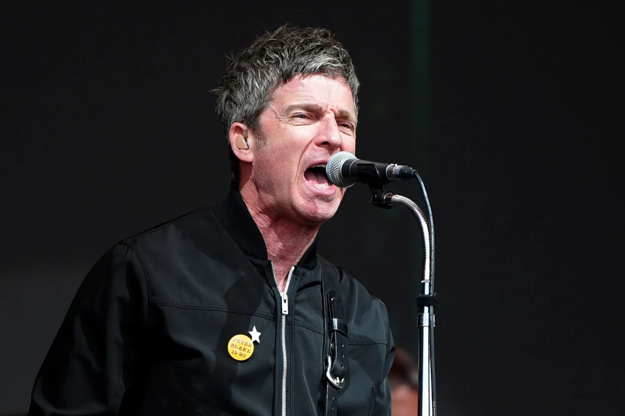 Noel Gallagher, Mocking wheelchair users, Glastonbury, 2000x1340 HD Desktop