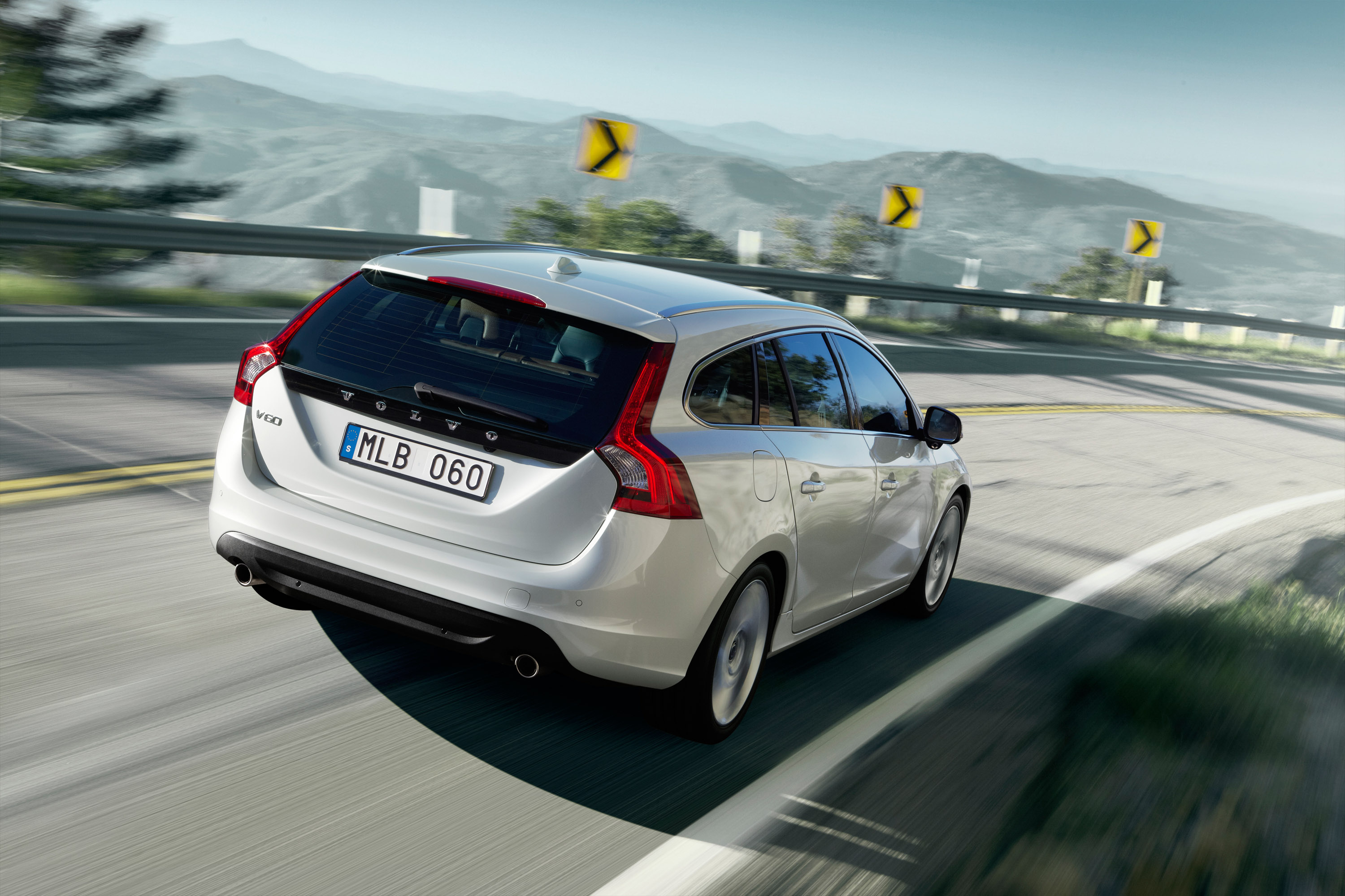 Volvo V60, Dynamic driving experience, Superior comfort, Advanced technology, 3000x2000 HD Desktop