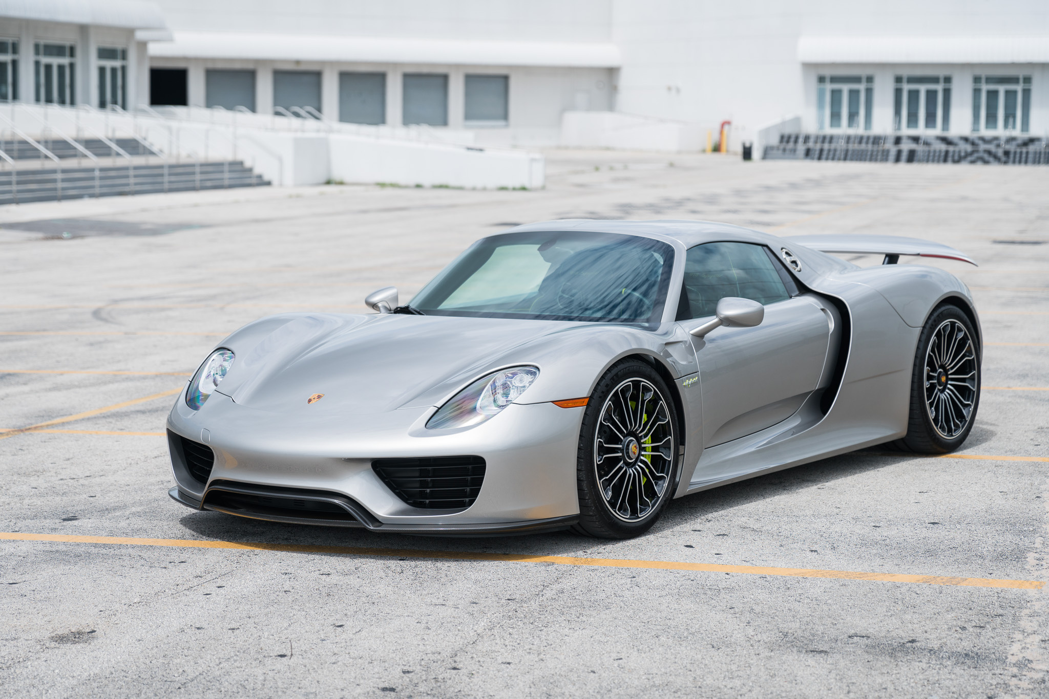 Porsche 918 Spyder, Acid green brake calipers, Asphalt parking lot, HD Desktop wallpaper