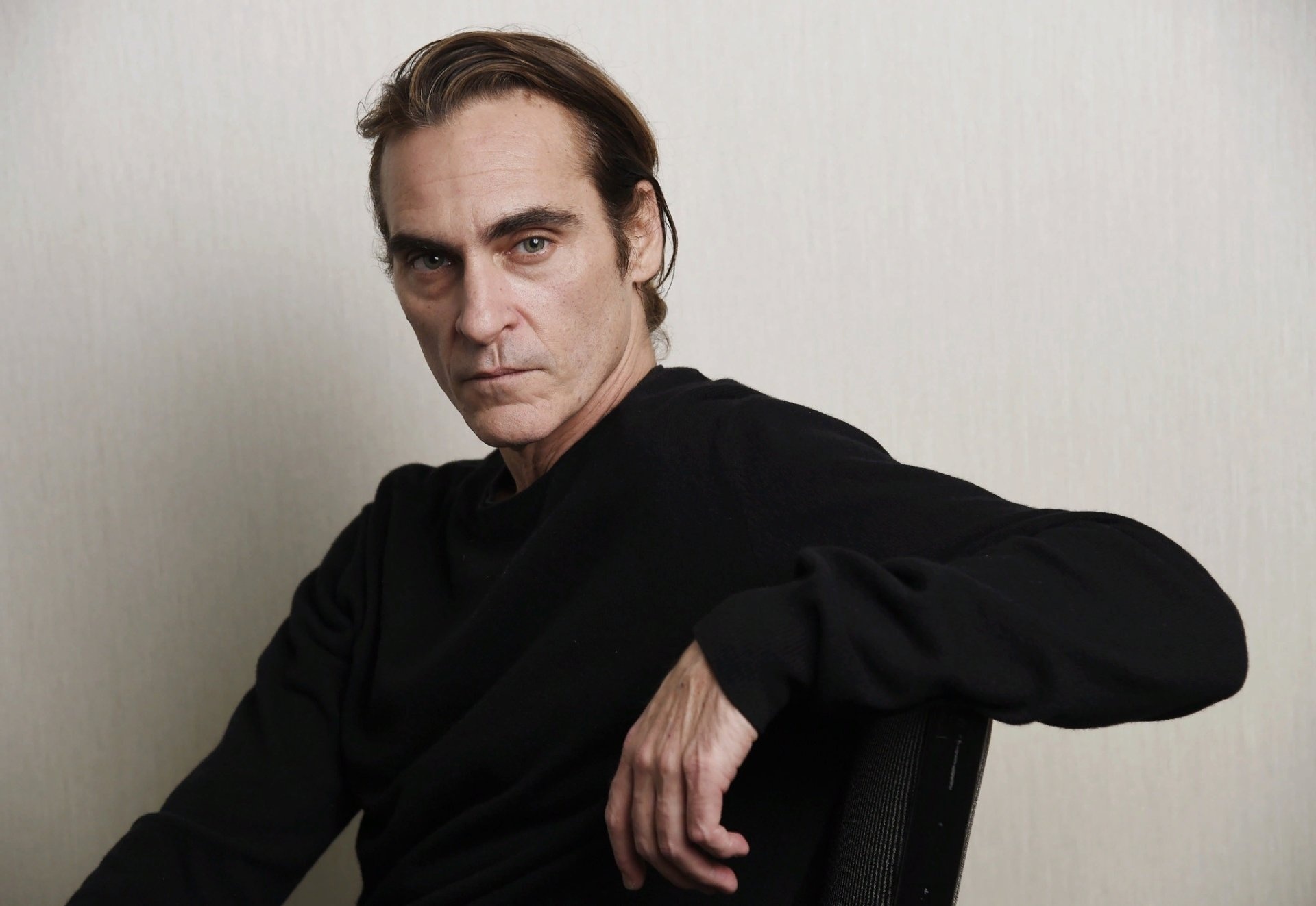 Joaquin Phoenix, Powerful screen presence, Stunning wallpapers, Actor's charisma, 1920x1330 HD Desktop