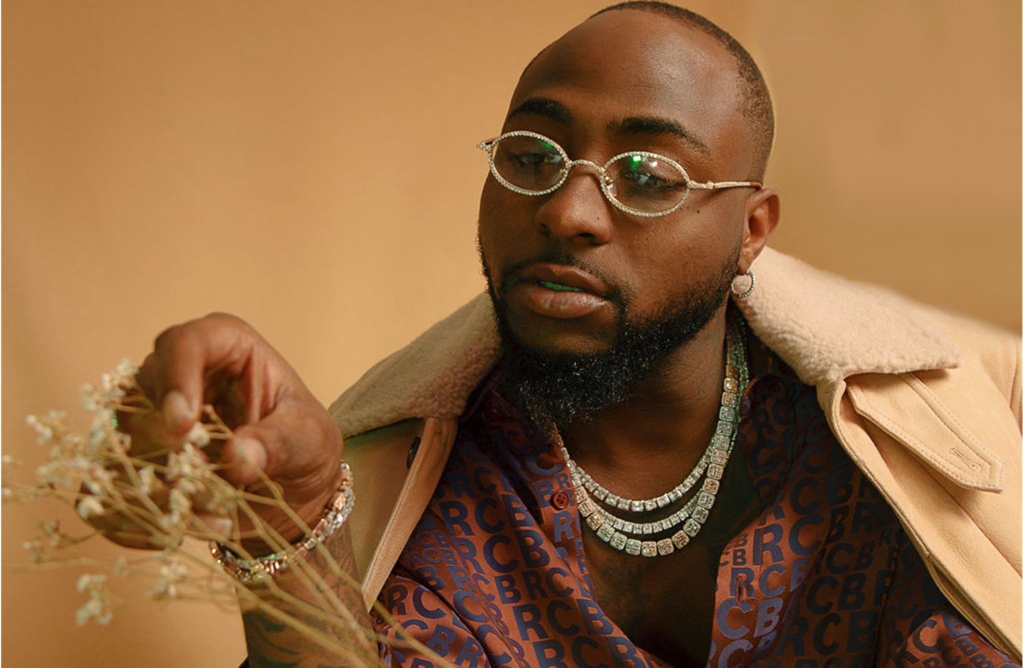 Davido, Heartwarming gesture, Respectful behavior, Kindness to staff, 2060x1340 HD Desktop