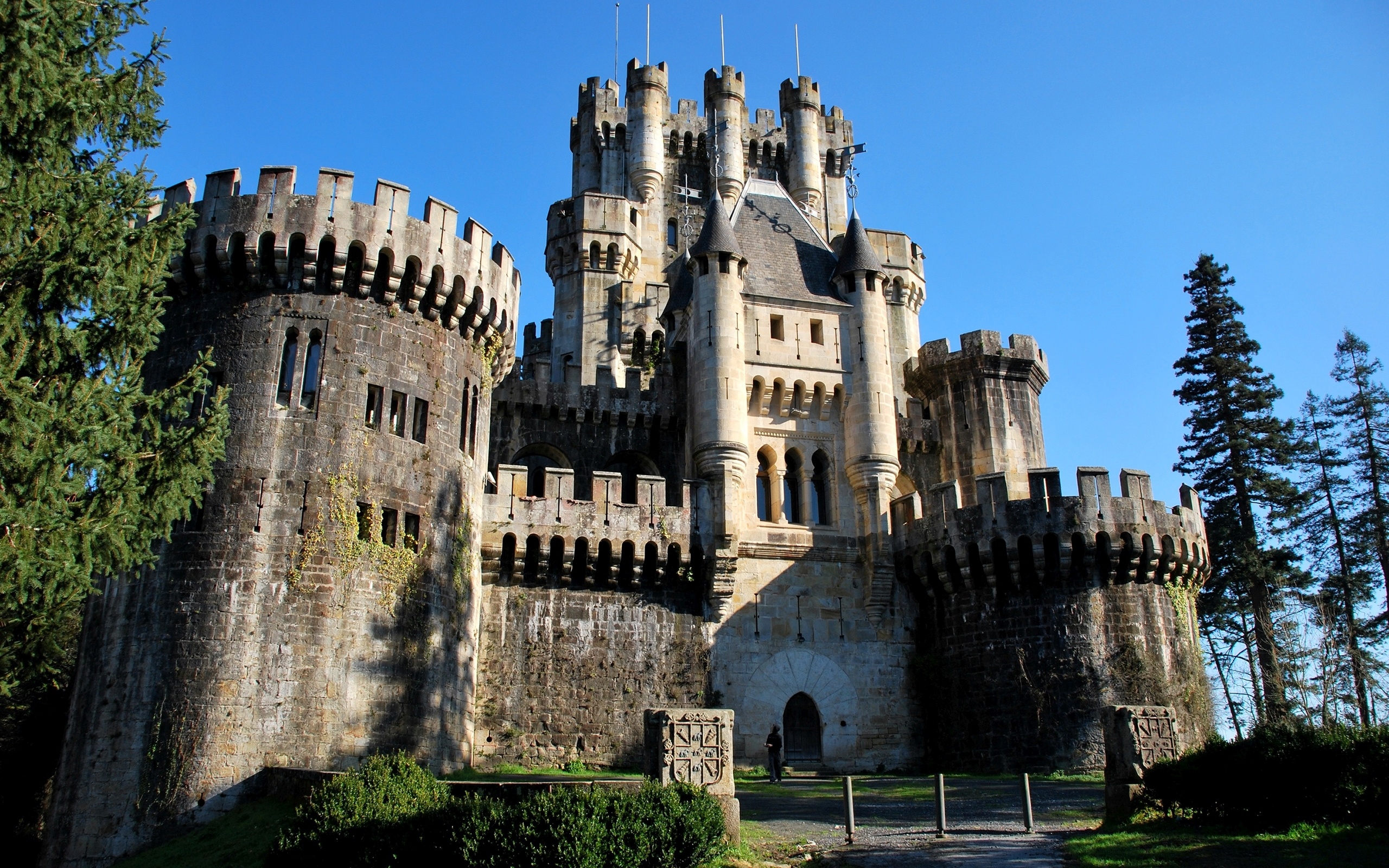 Castle backgrounds HD, Royal residences, Rich history, Imposing structures, 2560x1600 HD Desktop