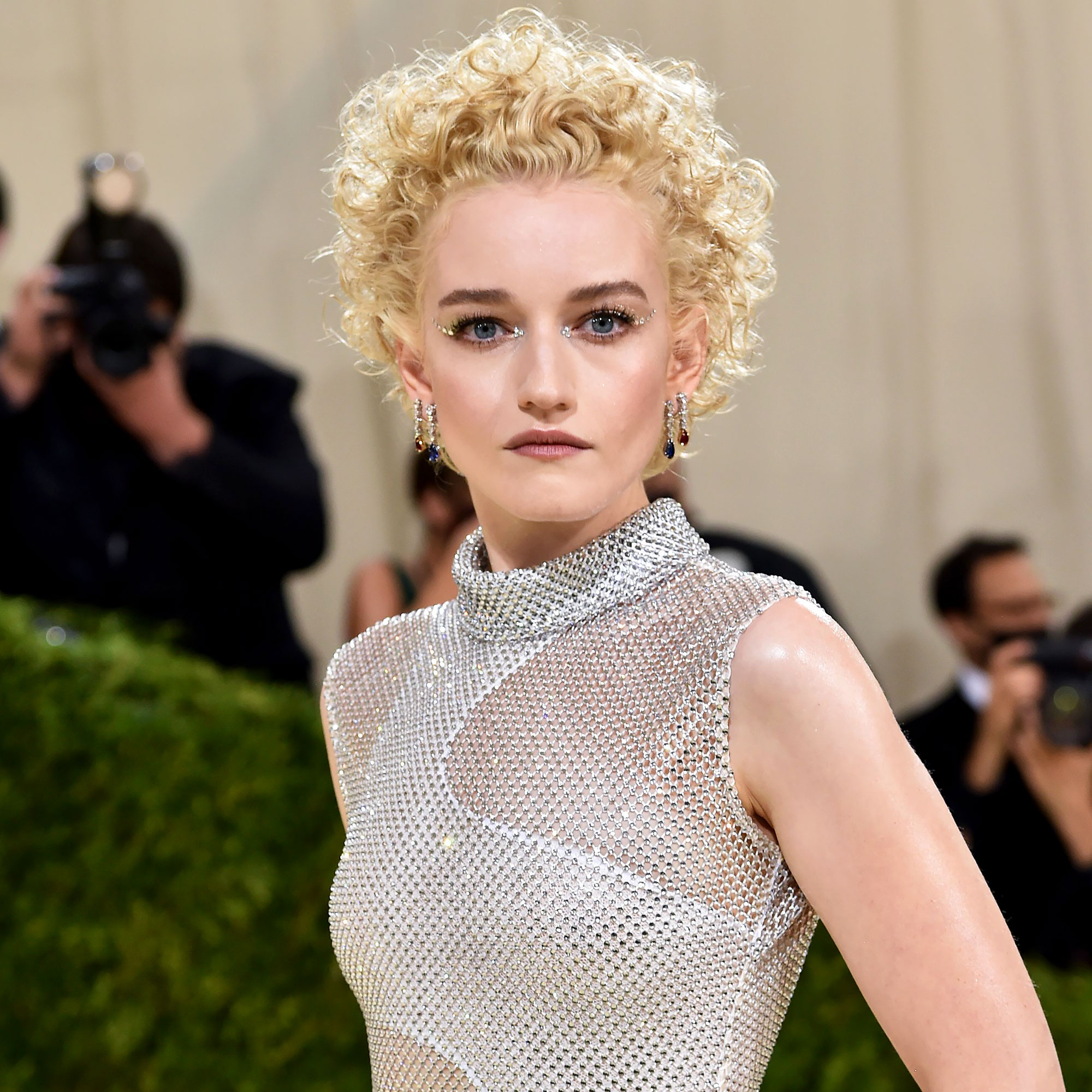 Julia Garner, Dangerous fame, Inventing Anna series, Flipboard story, 2000x2000 HD Phone