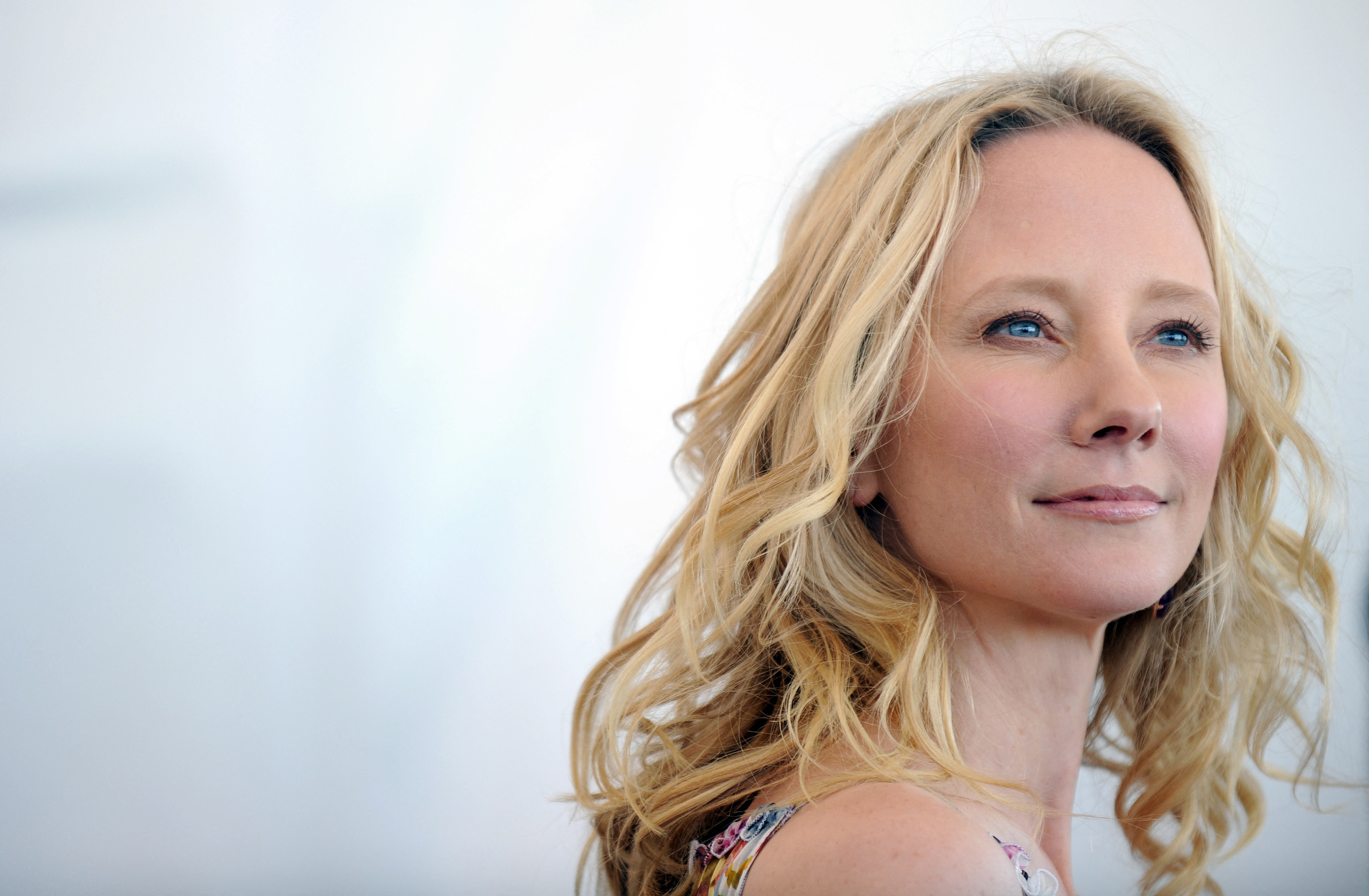 Anne Heche, Son mourns, Bright light, CNN, 3000x1970 HD Desktop