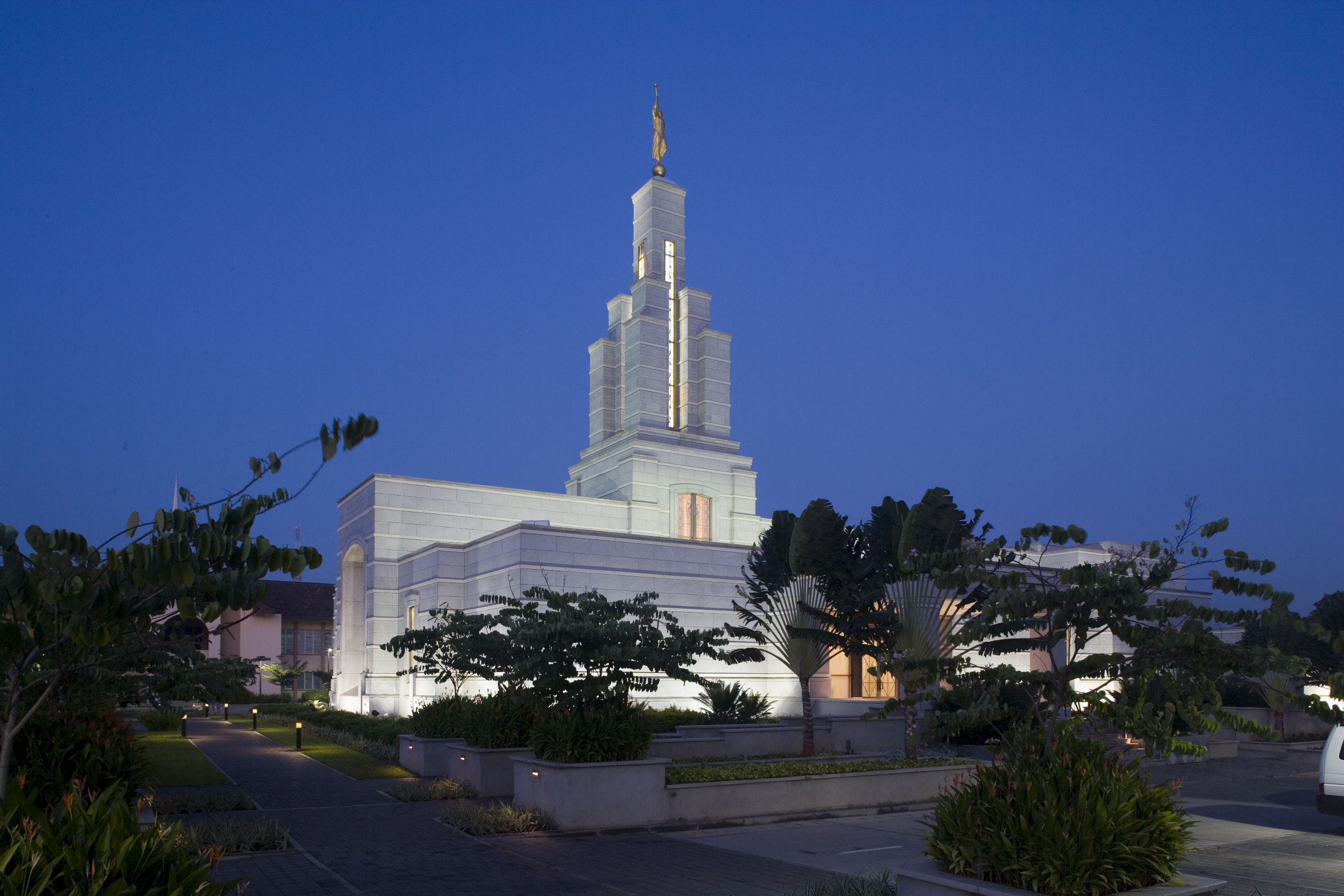 Accra Ghana Temple, Serene surroundings, 2400x1600 HD Desktop
