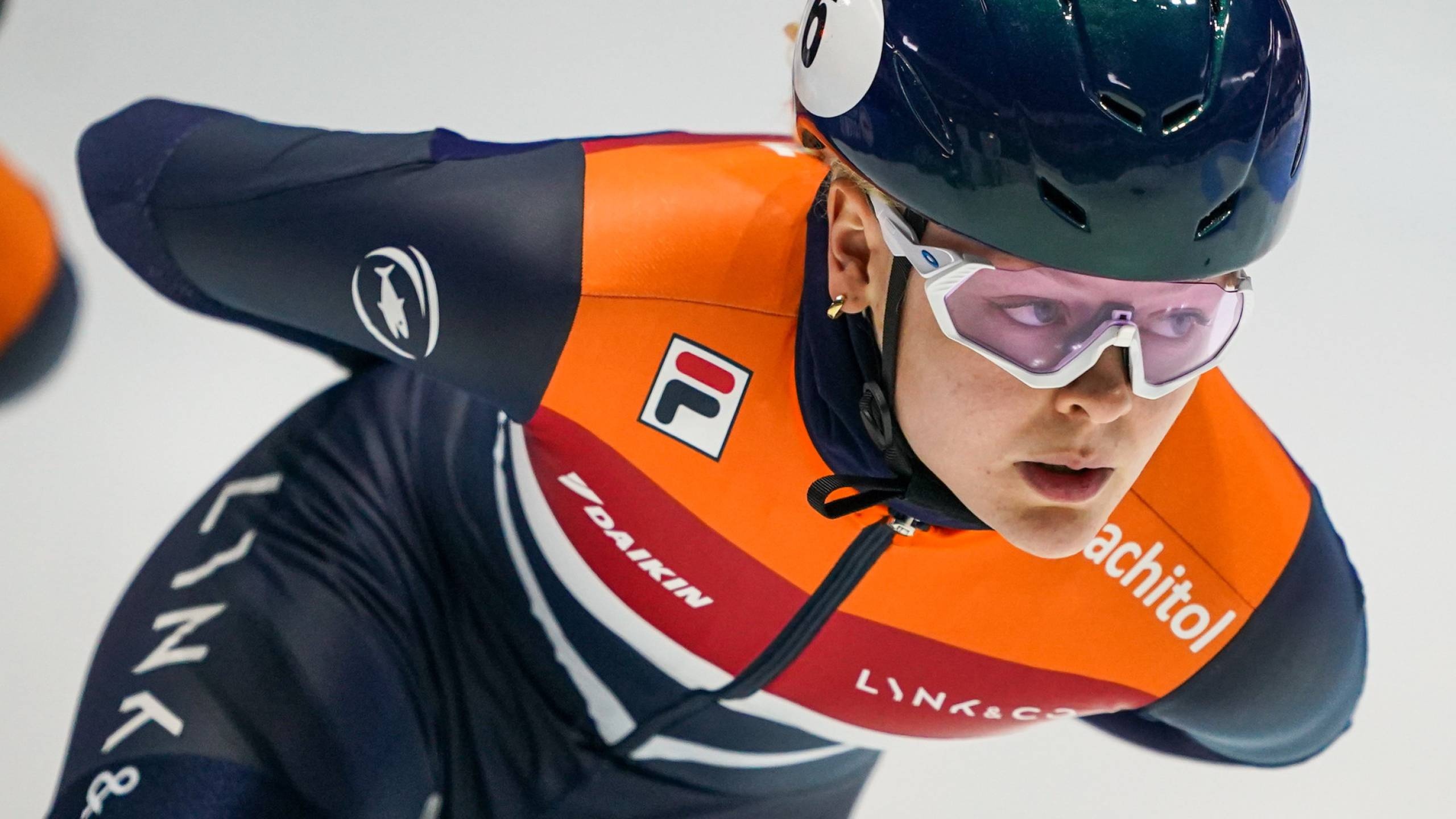 Xandra Velzeboer, Short track bronze, Dual podium success, Relay team triumph, 2560x1440 HD Desktop