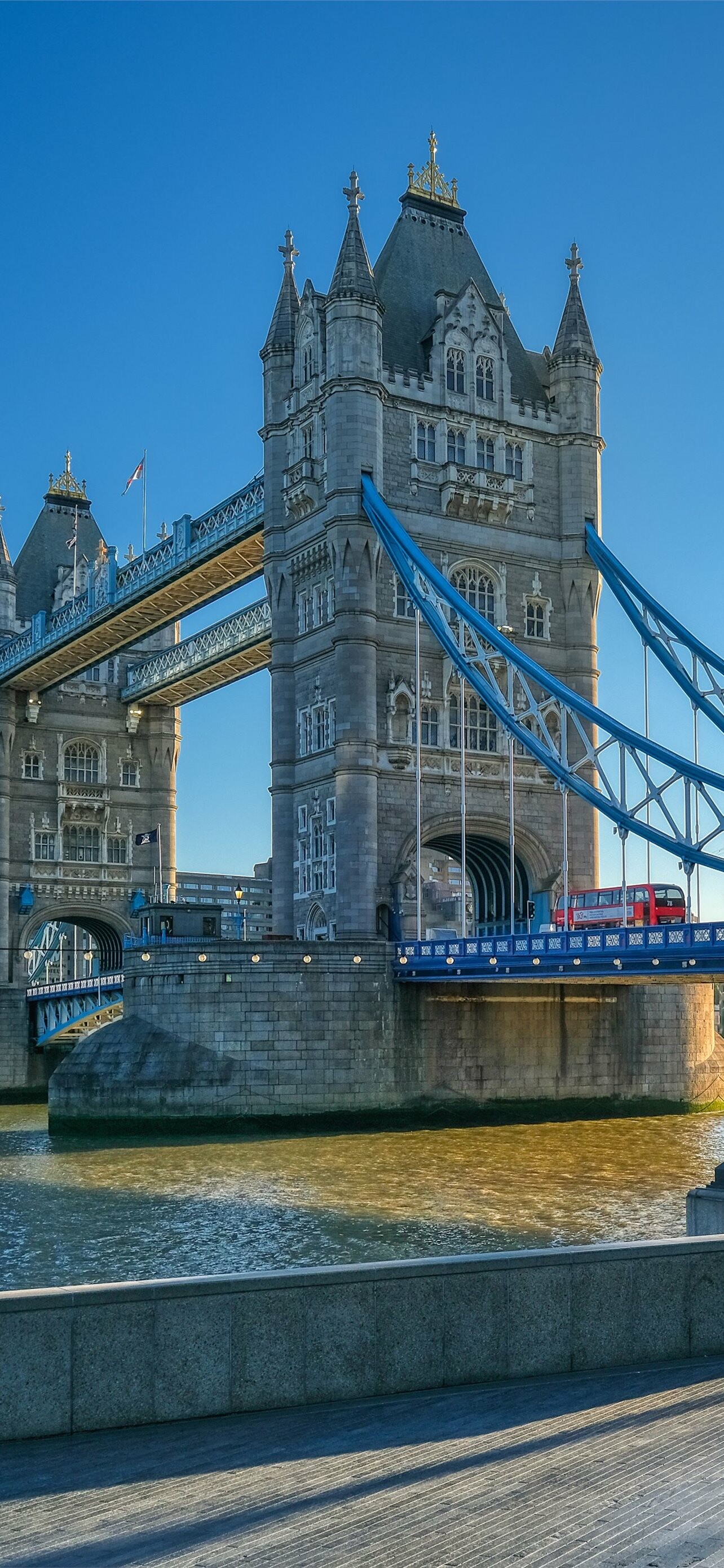 London Bridge Travels, Historic fortress, Timeless beauty, Cultural heritage, 1290x2780 HD Phone