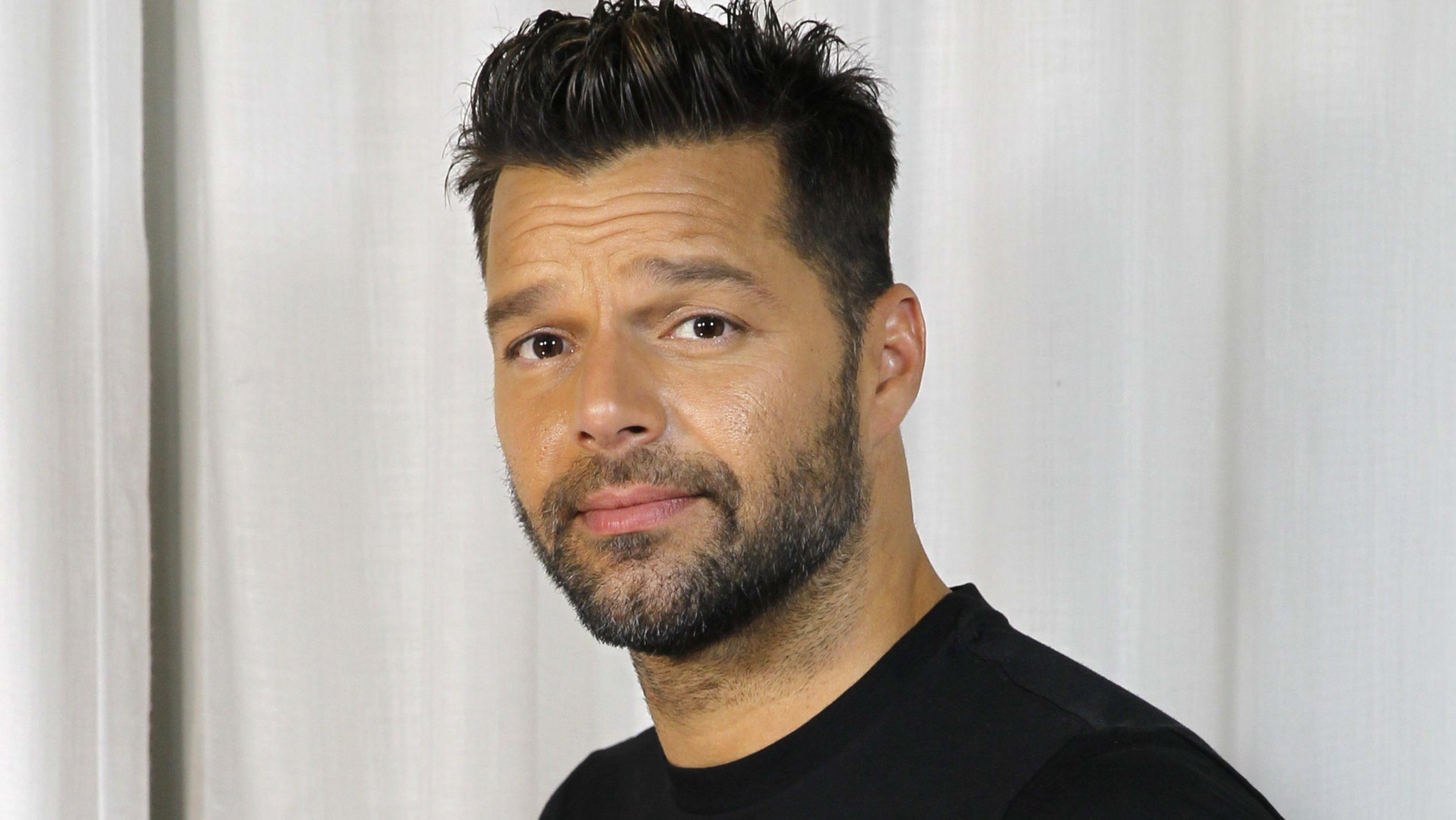 Ricky Martin, Striking beard, Extraordinary style, Personality transformation, 2540x1430 HD Desktop