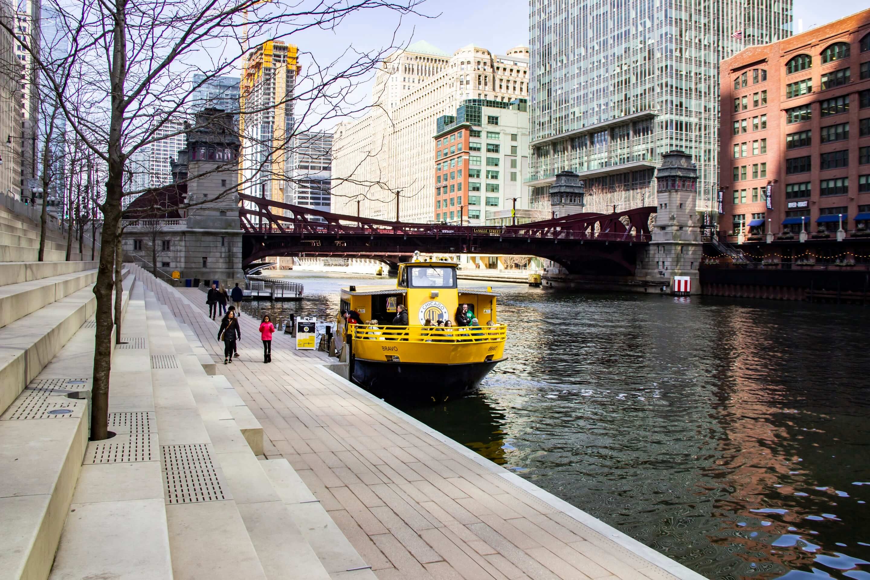 Water taxis, Chicago Riverwalk, 2880x1920 HD Desktop