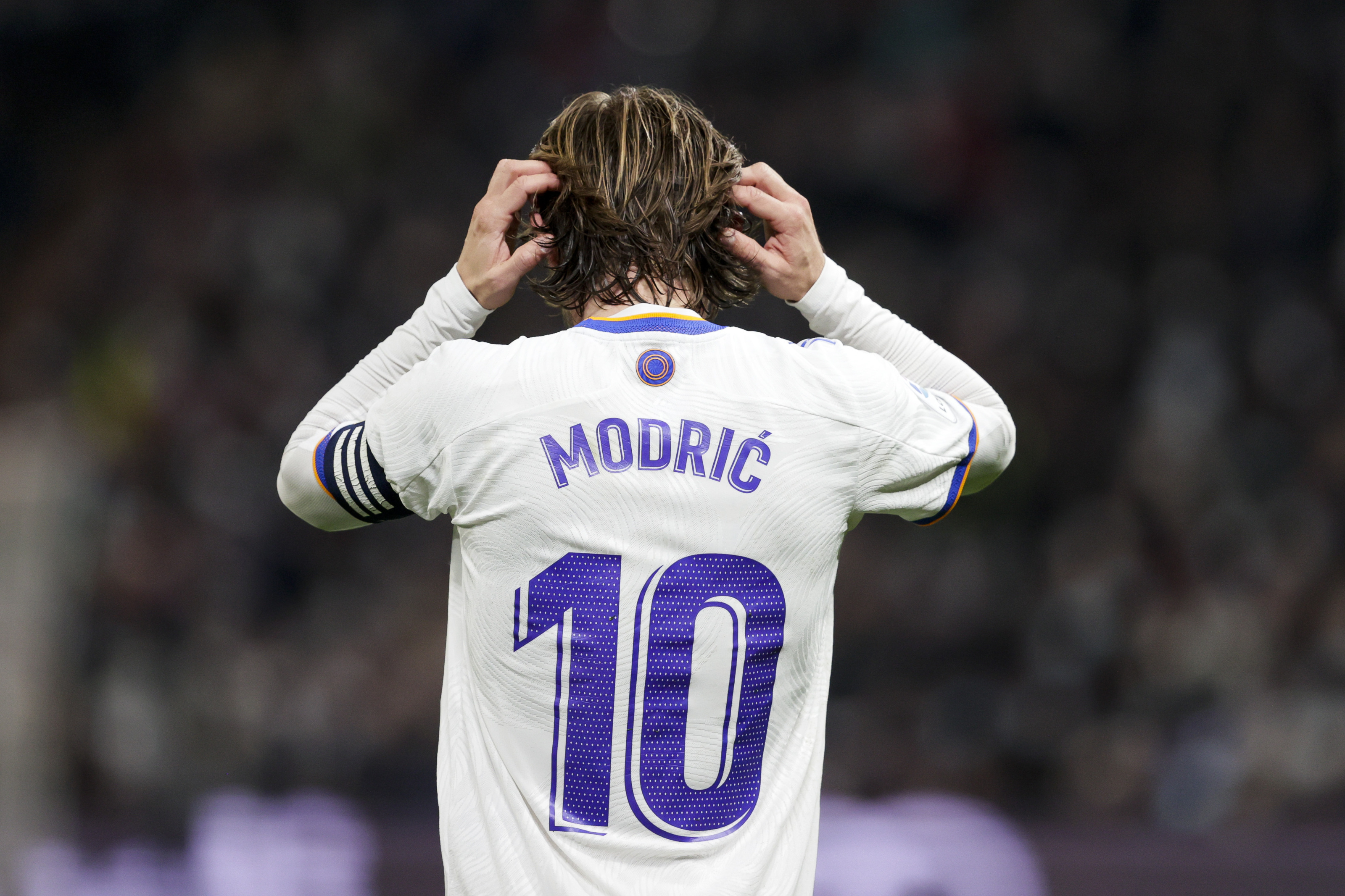 Luka Modric, Real Madrid number 10 jersey, Frustrated hands on head gesture, HD Desktop wallpaper