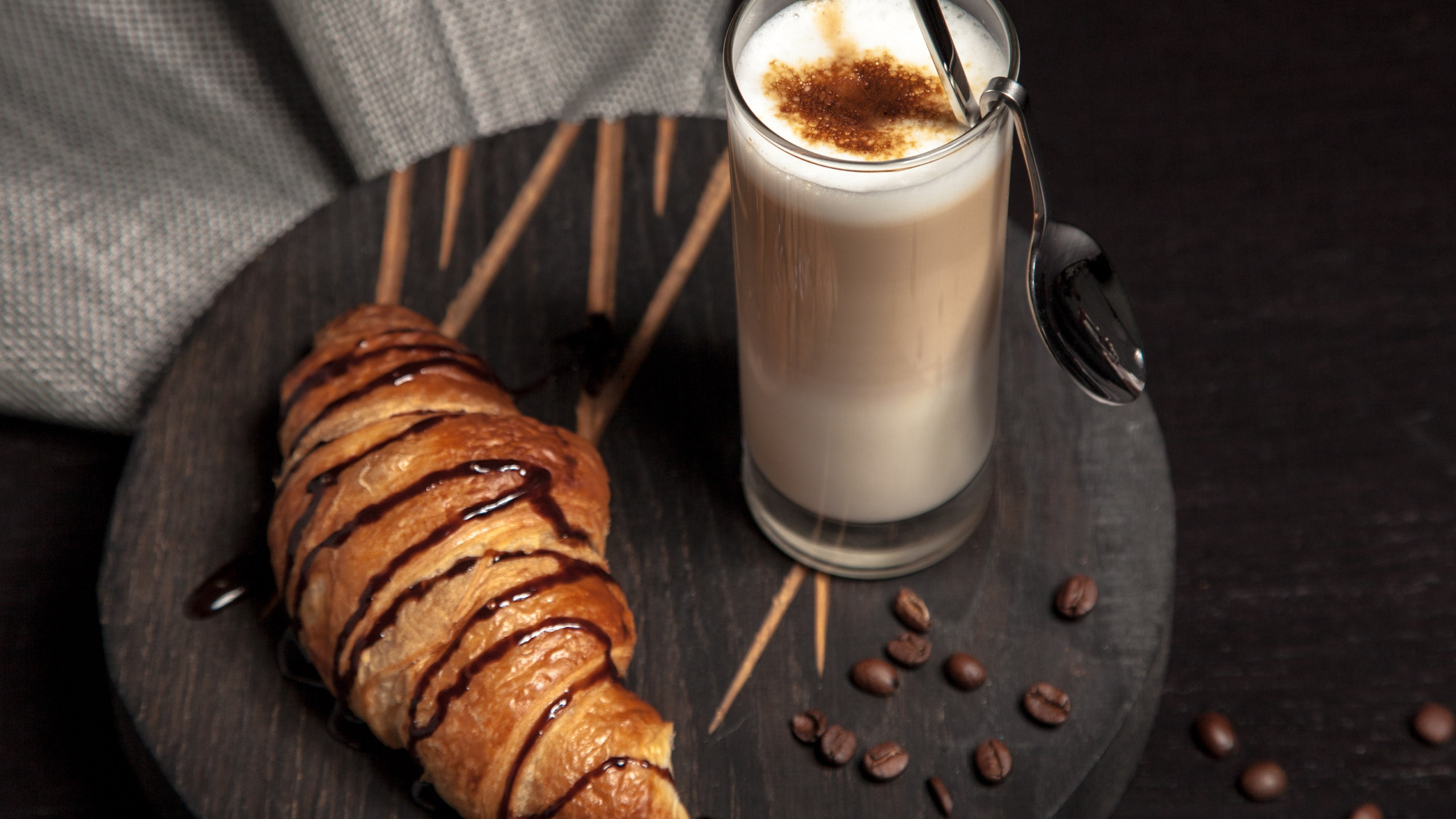 Cappuccino wallpaper, Posted by Zoey Peltier, Caf, Delicious drink, 2560x1440 HD Desktop