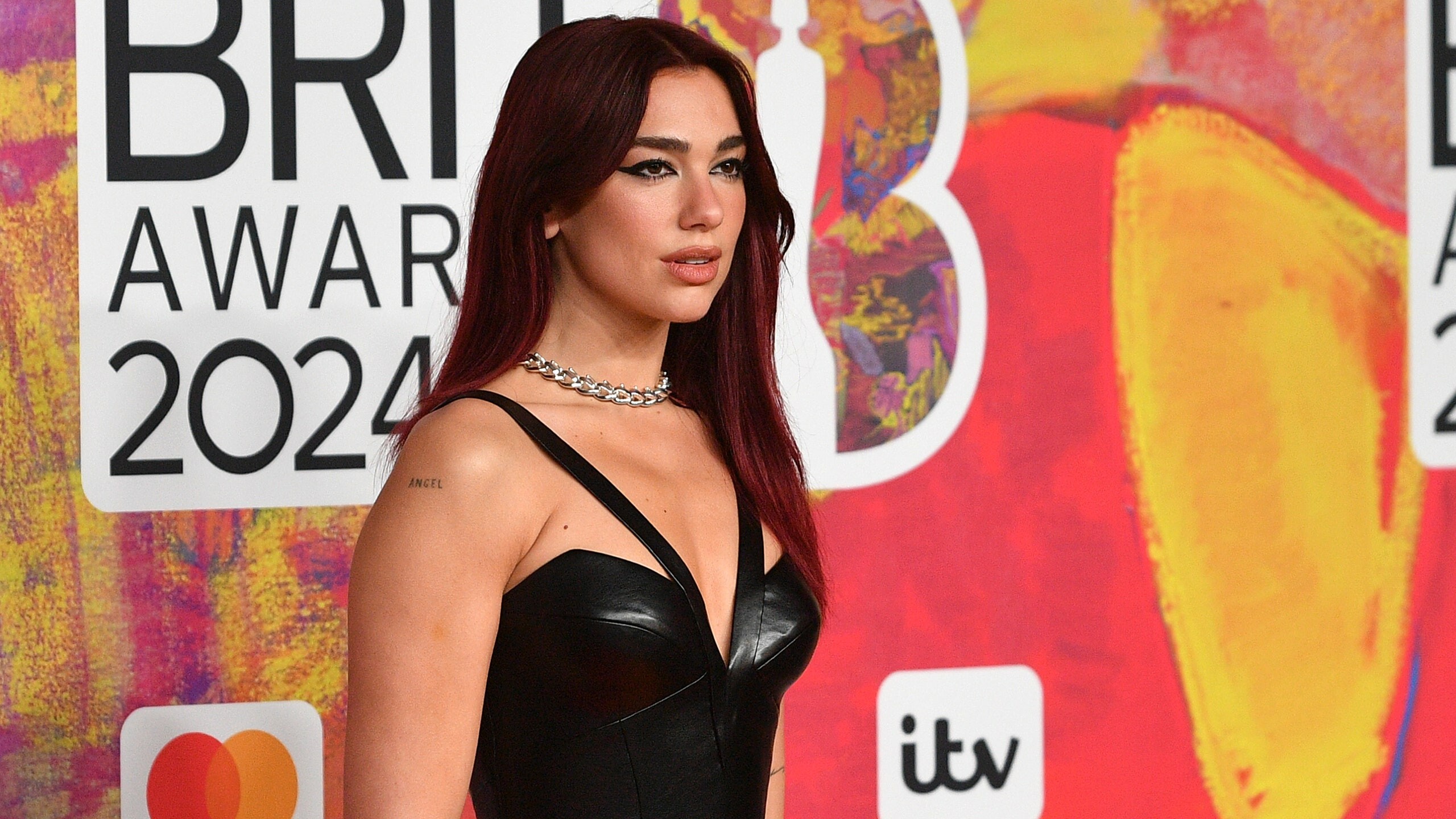 Dua Lipa, BRIT Awards 2024, Crimson red hair, Black leather dress, HD Desktop wallpaper