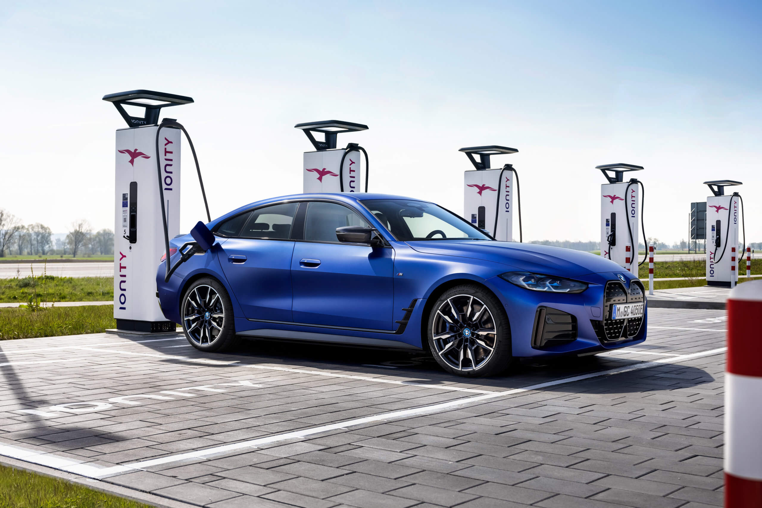 Charging, BMW i4 Wallpaper, 2560x1710 HD Desktop