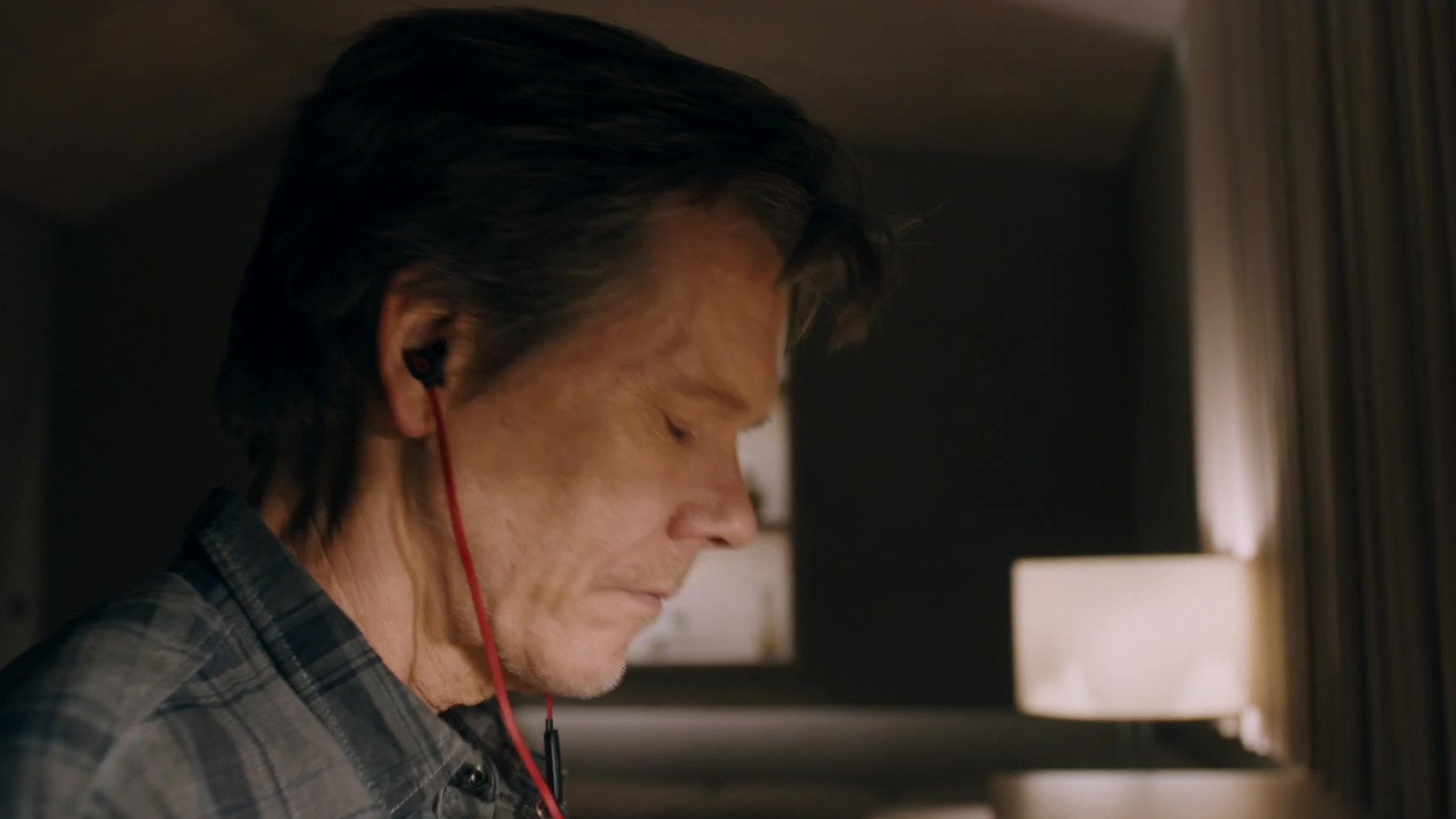 Kevin Bacon, Theo Conroy, You Should Have Left, Beats Earphones, 1920x1080 Full HD Desktop