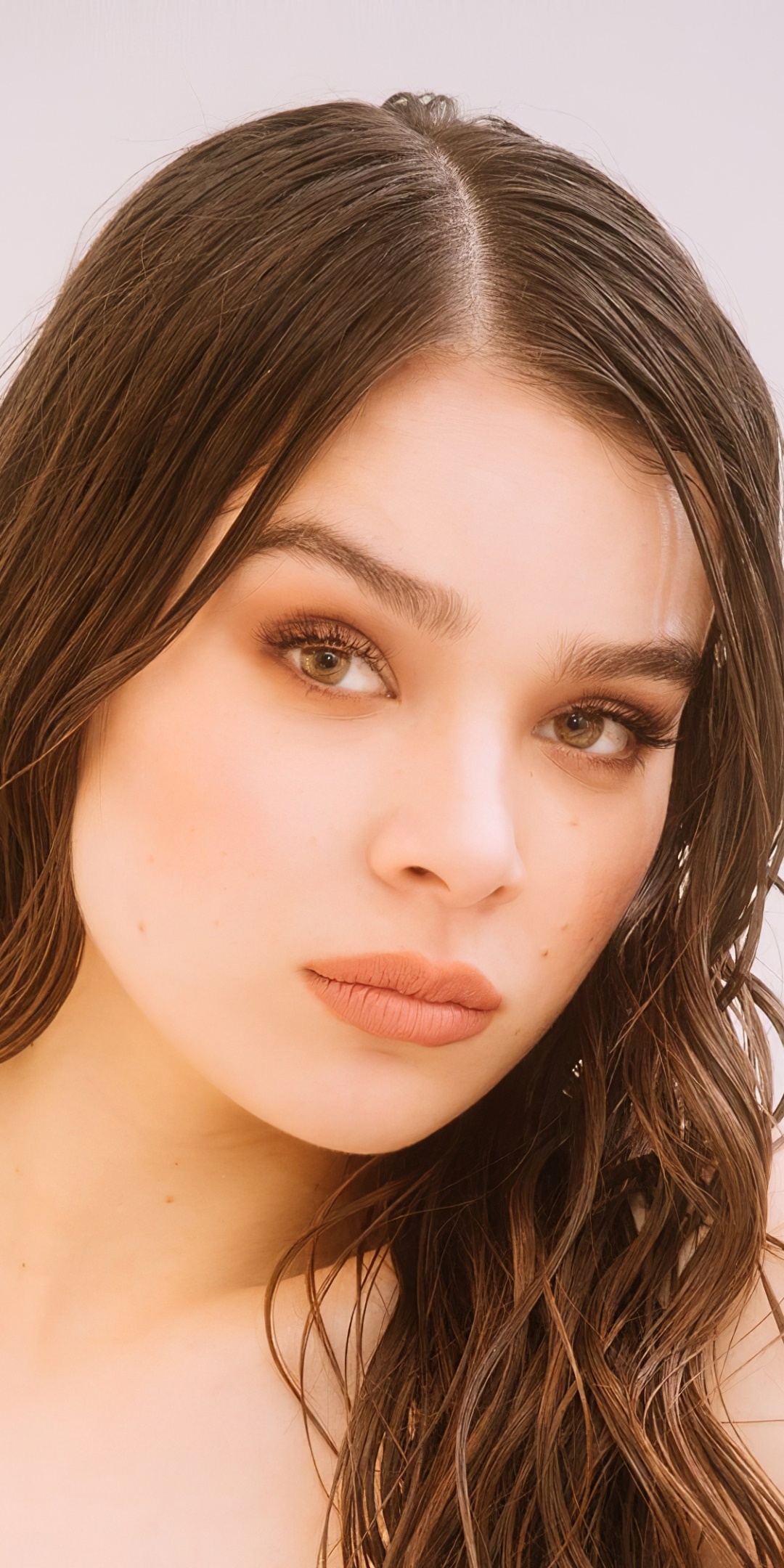 Hailee Steinfeld, wet-look brunette hair, matte nude lipstick, HD Phone wallpaper