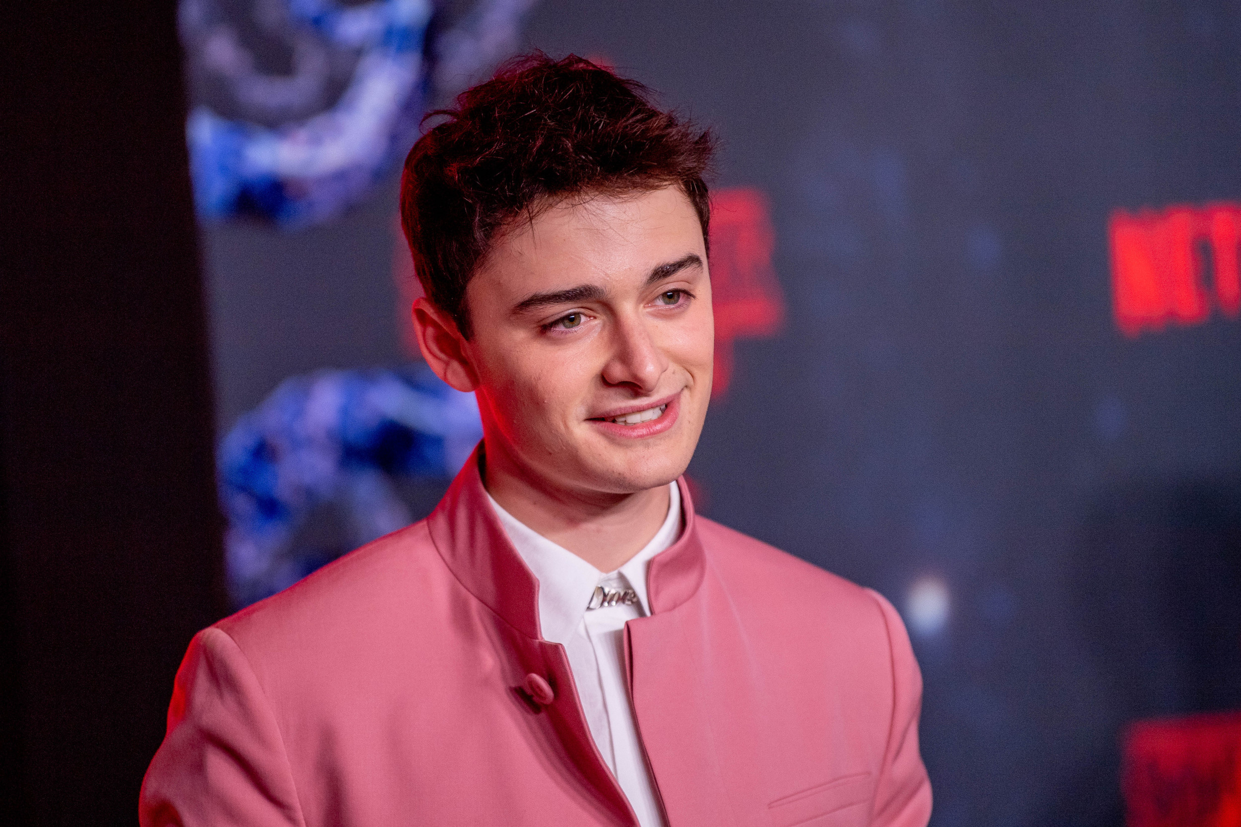 Noah Schnapp, TV shows star, Stranger Things haircut, News report, 2500x1670 HD Desktop