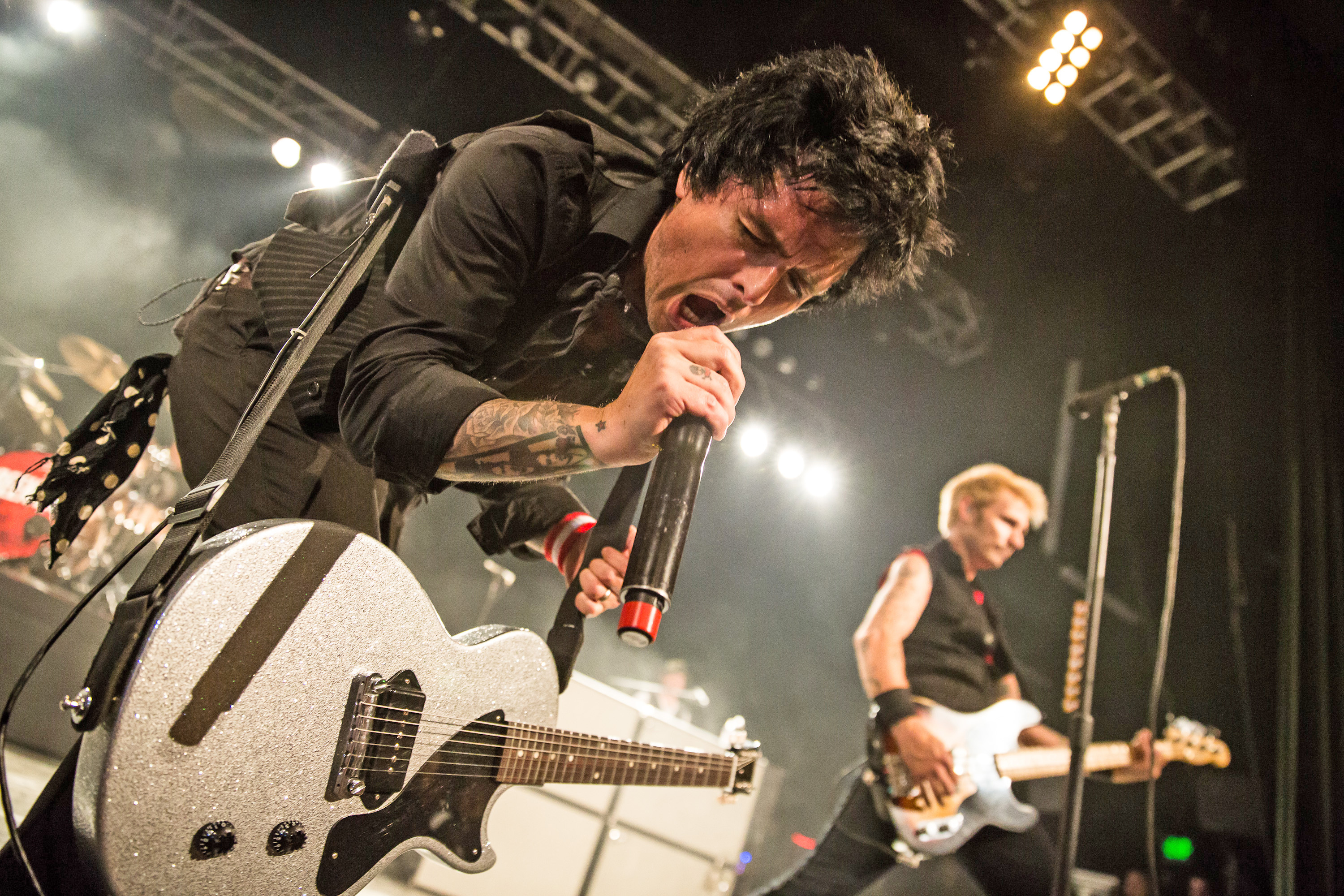 Billie Joe Armstrong, Complex personality, Billie Joe Armstrong playing guitar, Inspiring artist, 3000x2000 HD Desktop