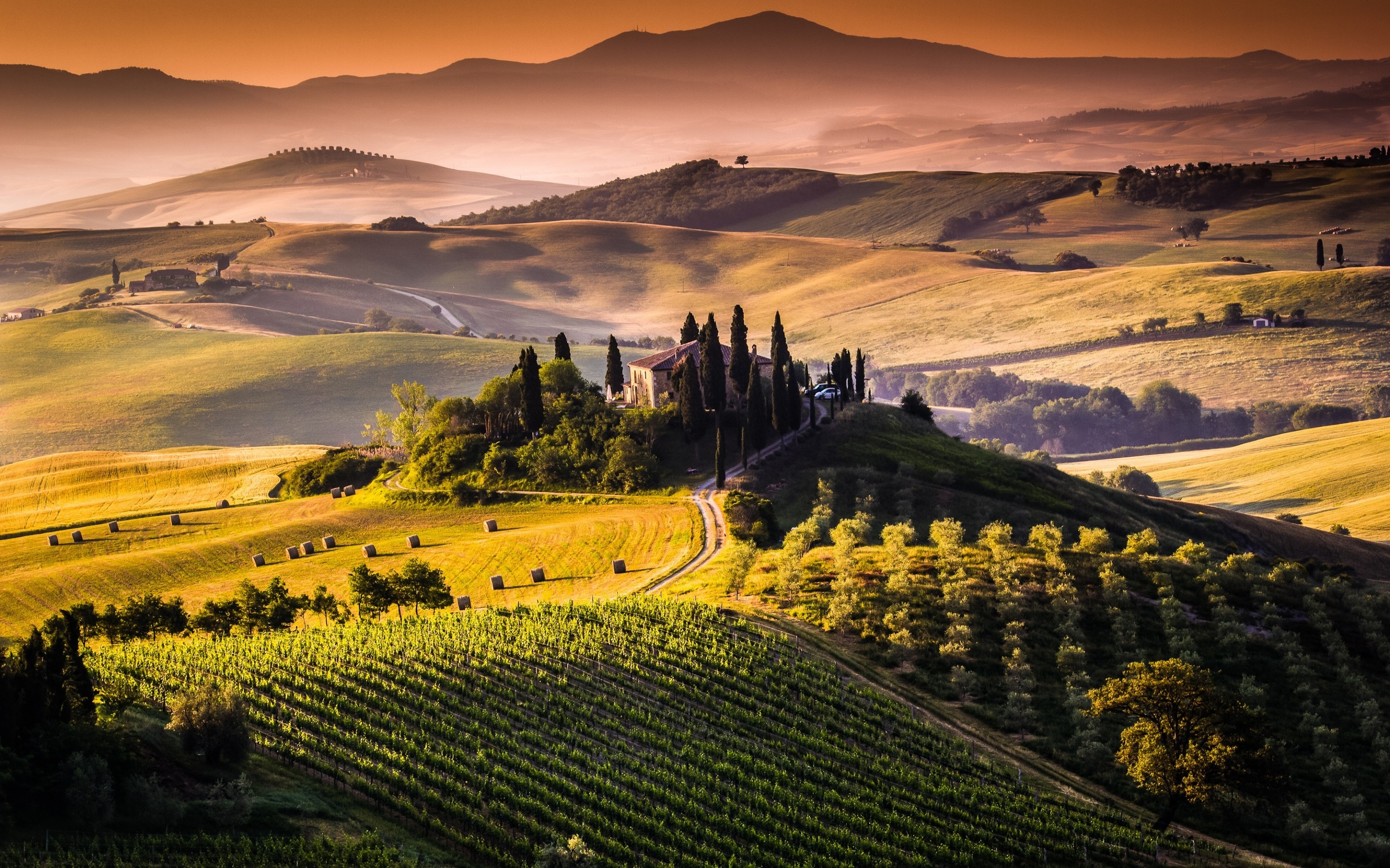 Tuscany wallpaper, Italian countryside, Rustic charm, Hill farm sunrise, 2880x1800 HD Desktop