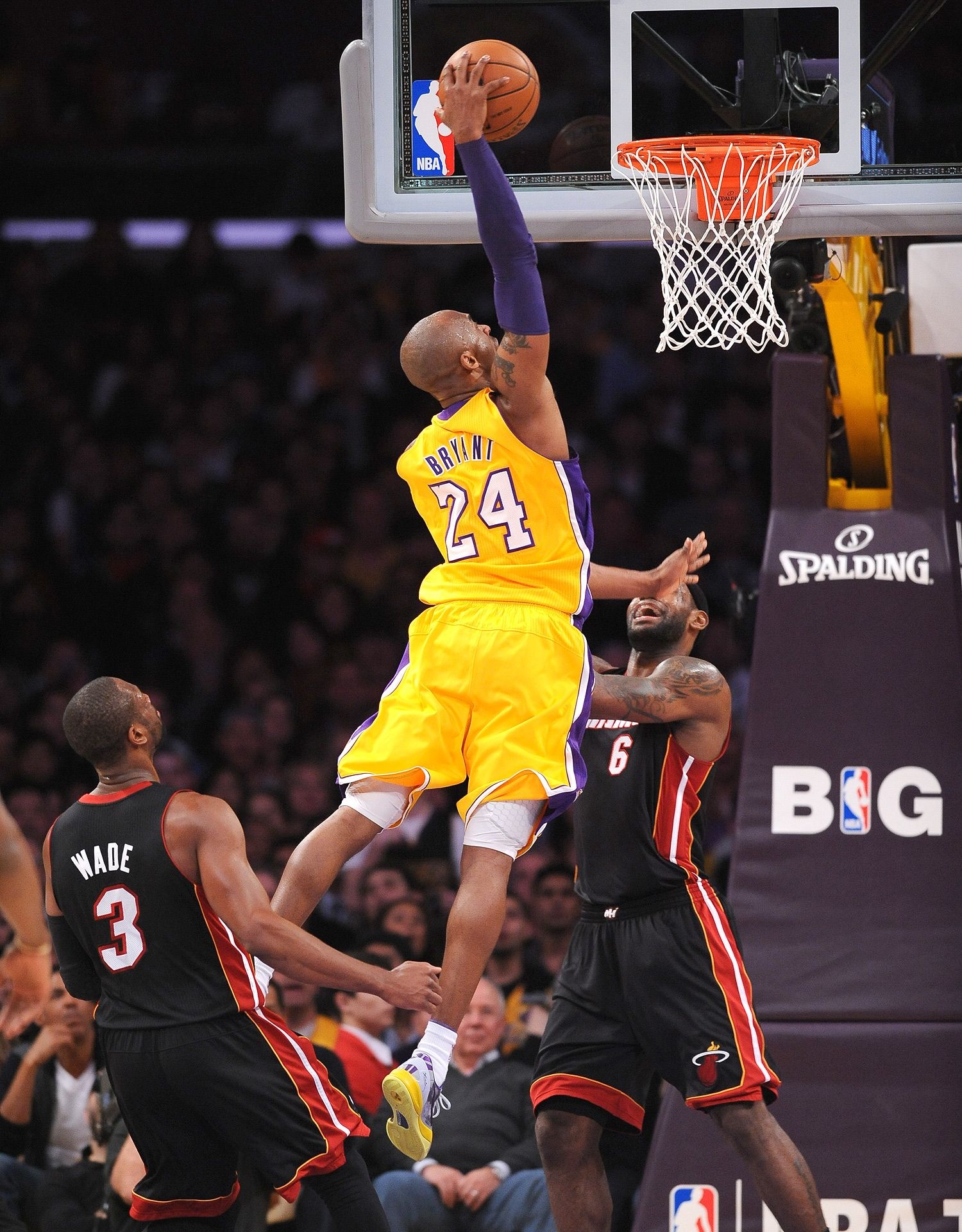 Kobe Bryant slam dunk, LeBron James, Dwyane Wade, Miami Heat, HD Phone wallpaper