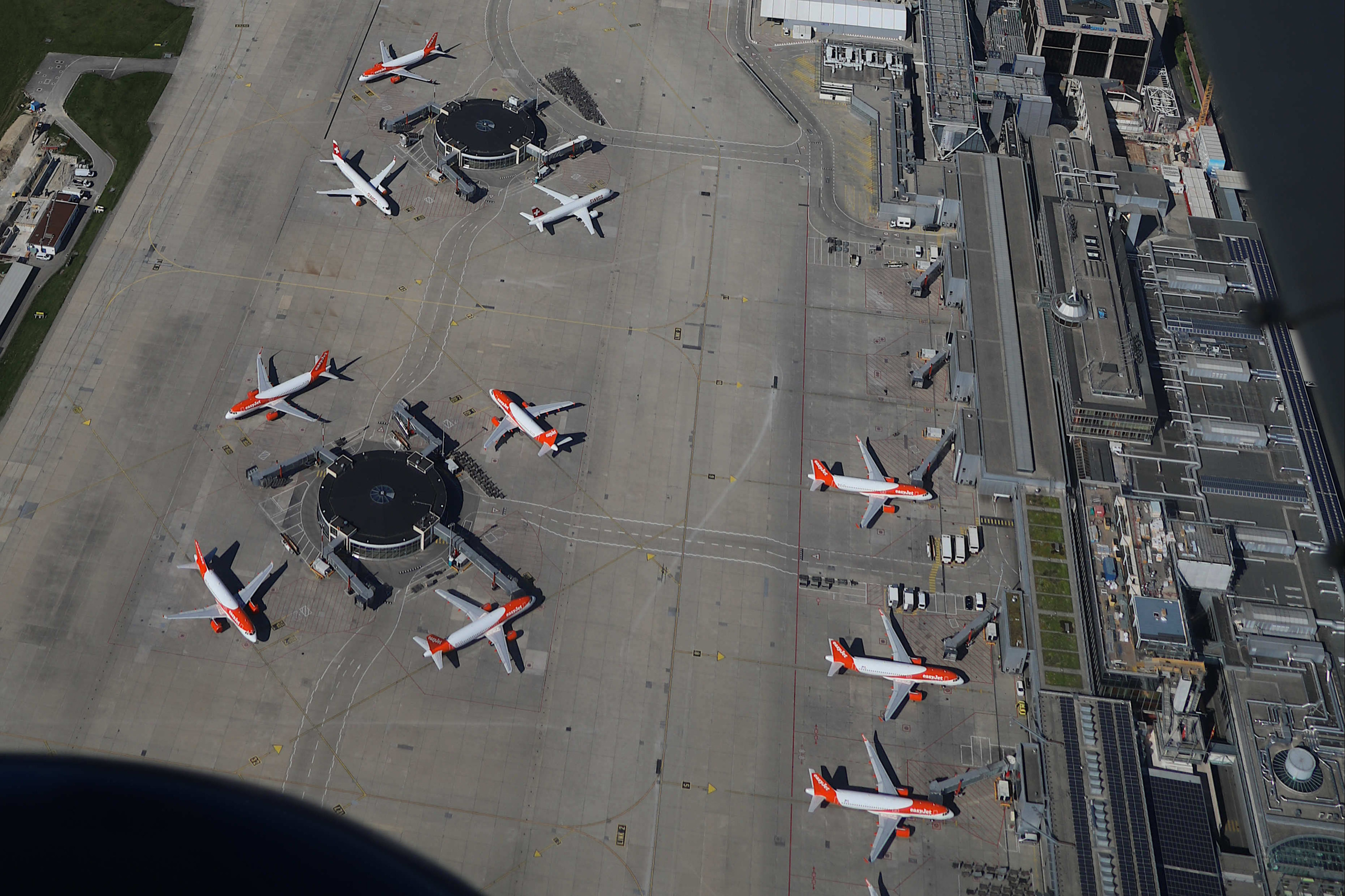 EasyJet Switzerland, Fotoflug ber Geneve Aroport, Sky News report, Aircraft parking, 2560x1710 HD Desktop