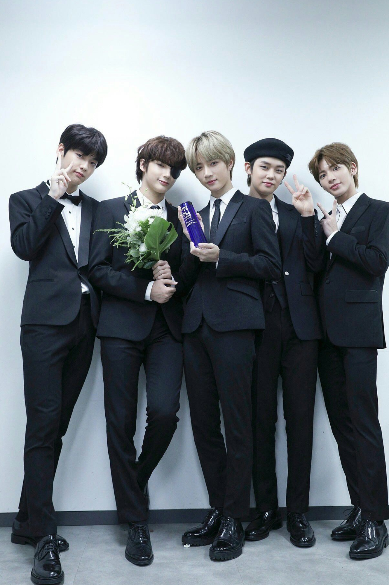 Tomorrow X Together, Huening Kai, Choi Yeonjun, Choi Beomgyu, Black formal suit, HD Phone wallpaper