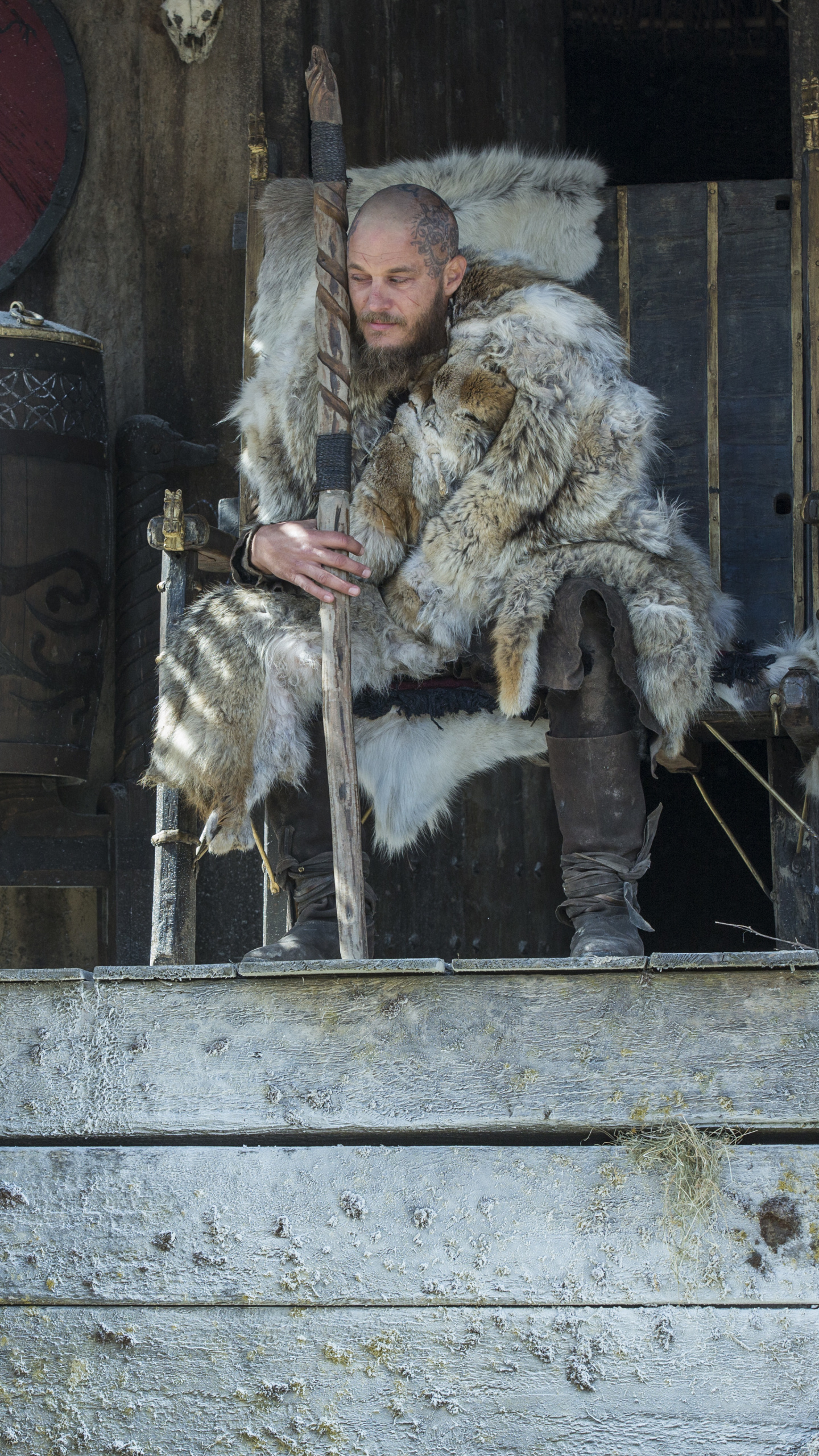Ragnar Lothbrok, Travis Fimmel, carved wooden staff, HD Phone wallpaper