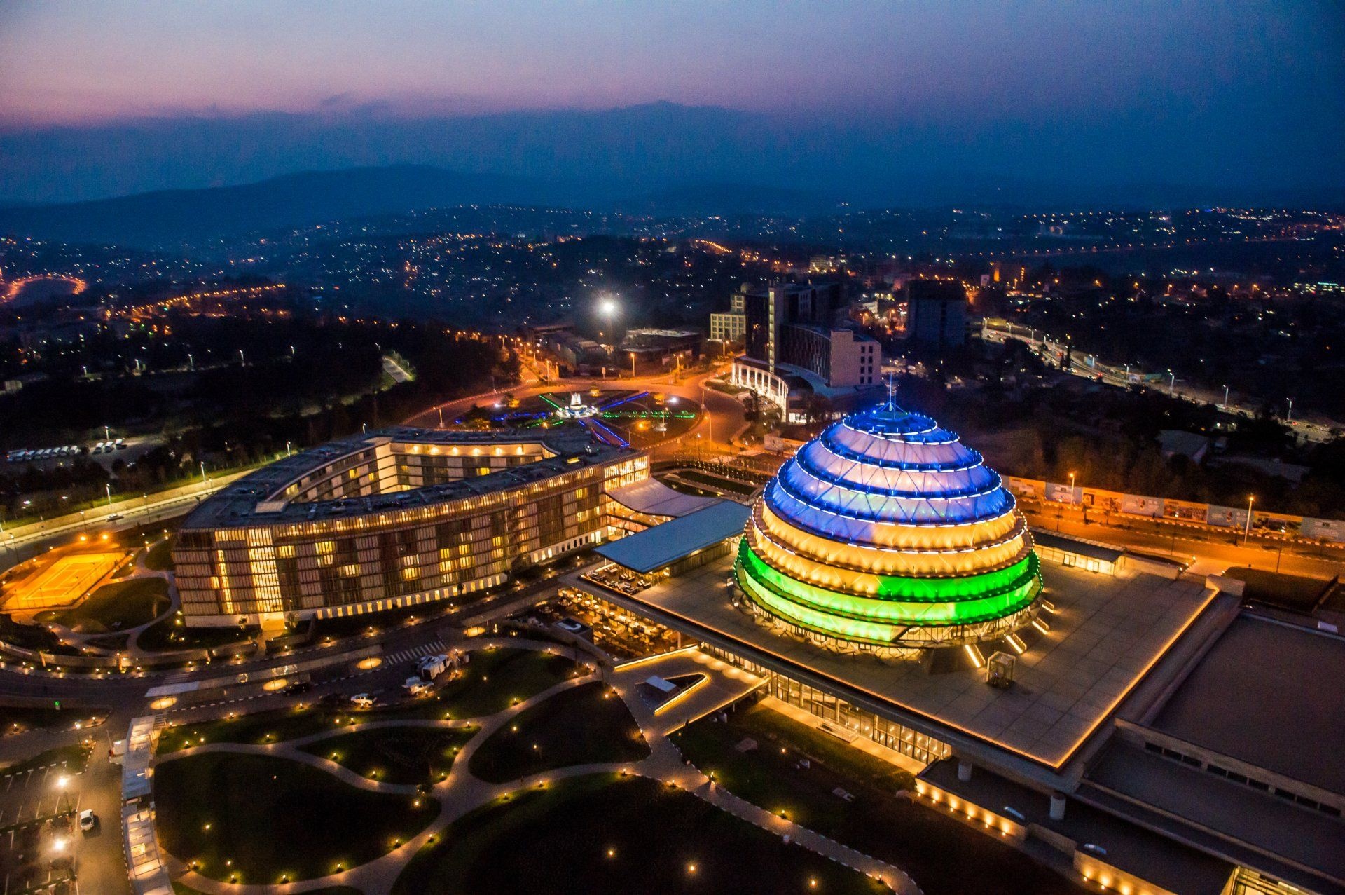 620 million, Mwenda wa Miliyoni, 5 Wamenya, U Rwanda, 1920x1280 HD Desktop