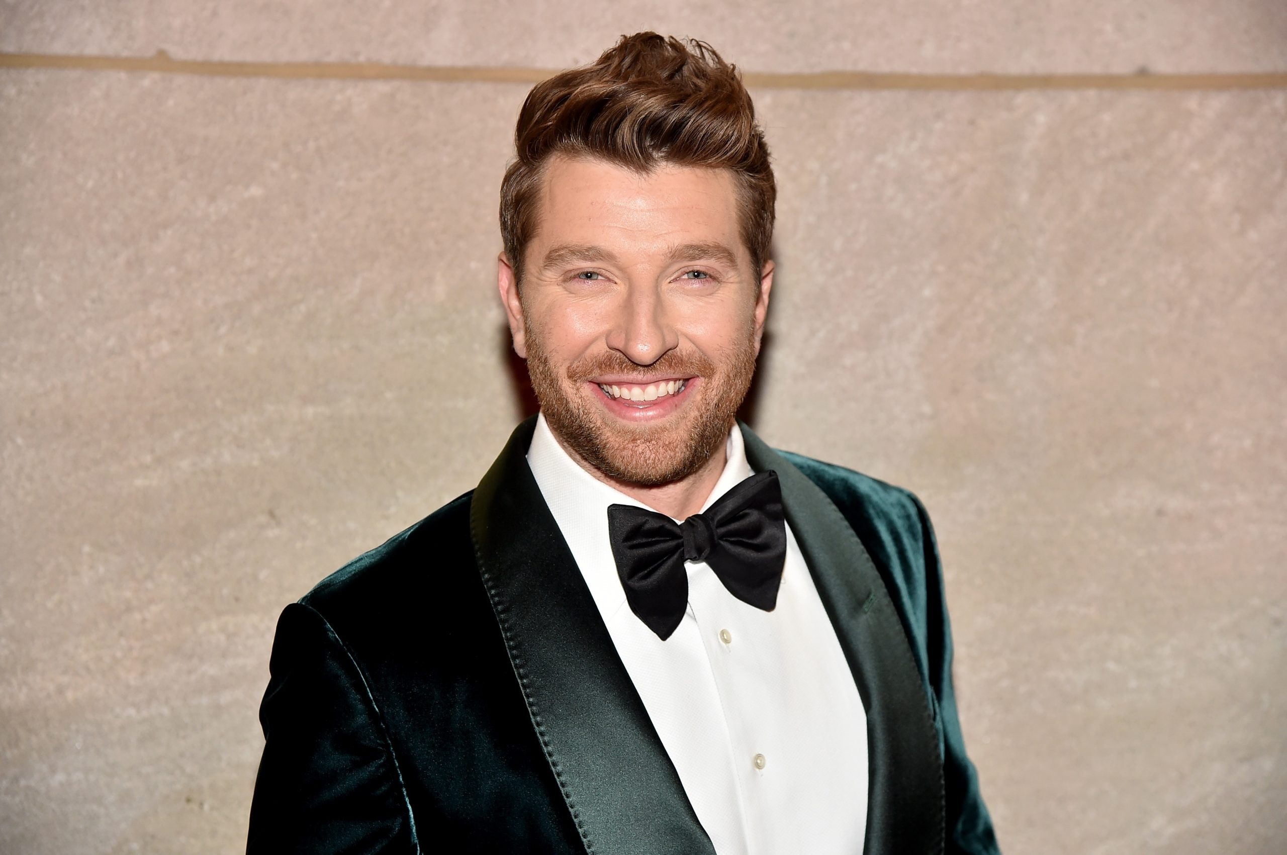 Brett Eldredge music, Christmas memories, Holiday plans, Nashville cheer, 2560x1710 HD Desktop