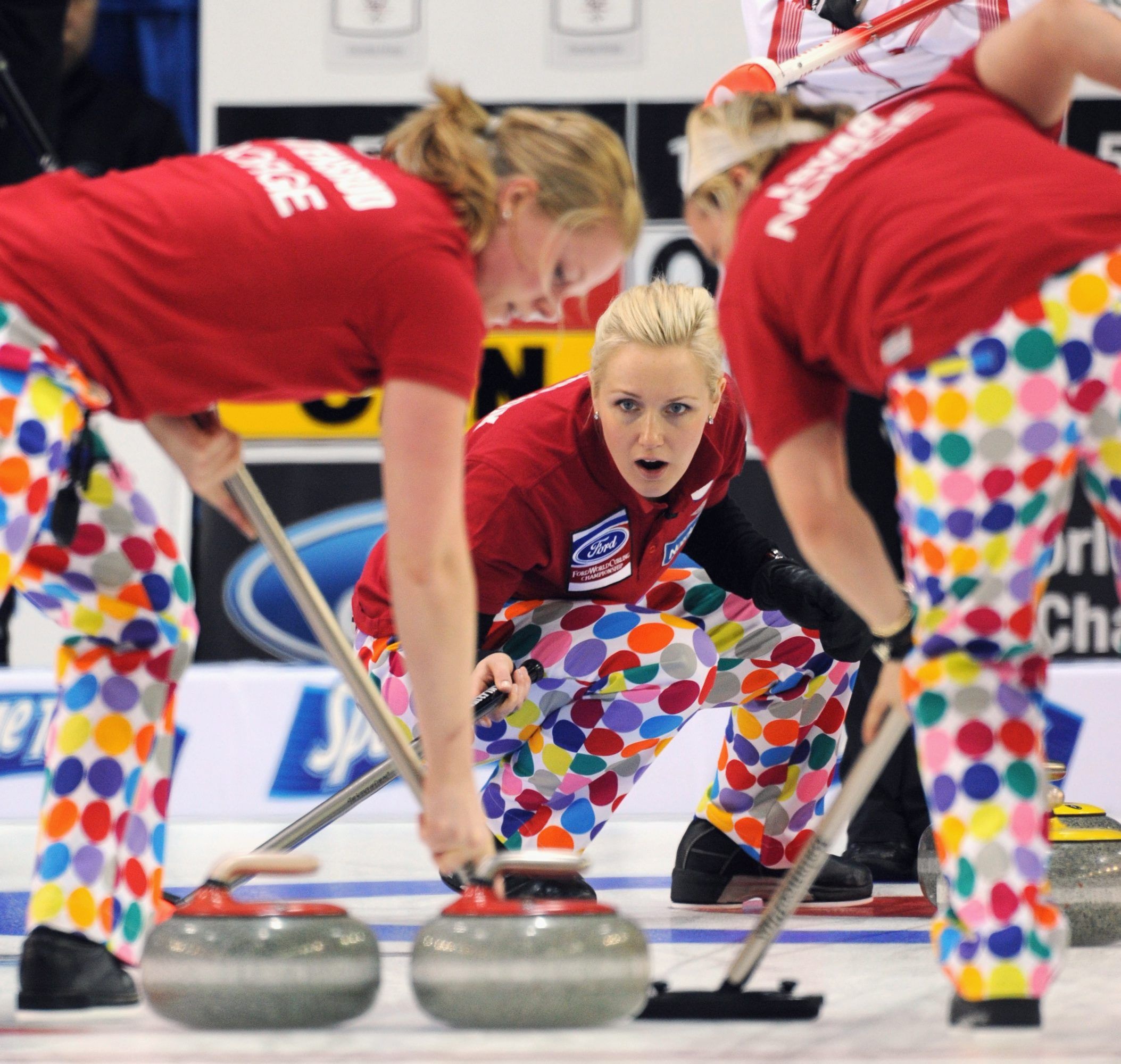 Linn Githmark, Curling Wallpaper, 2110x2000 HD Desktop