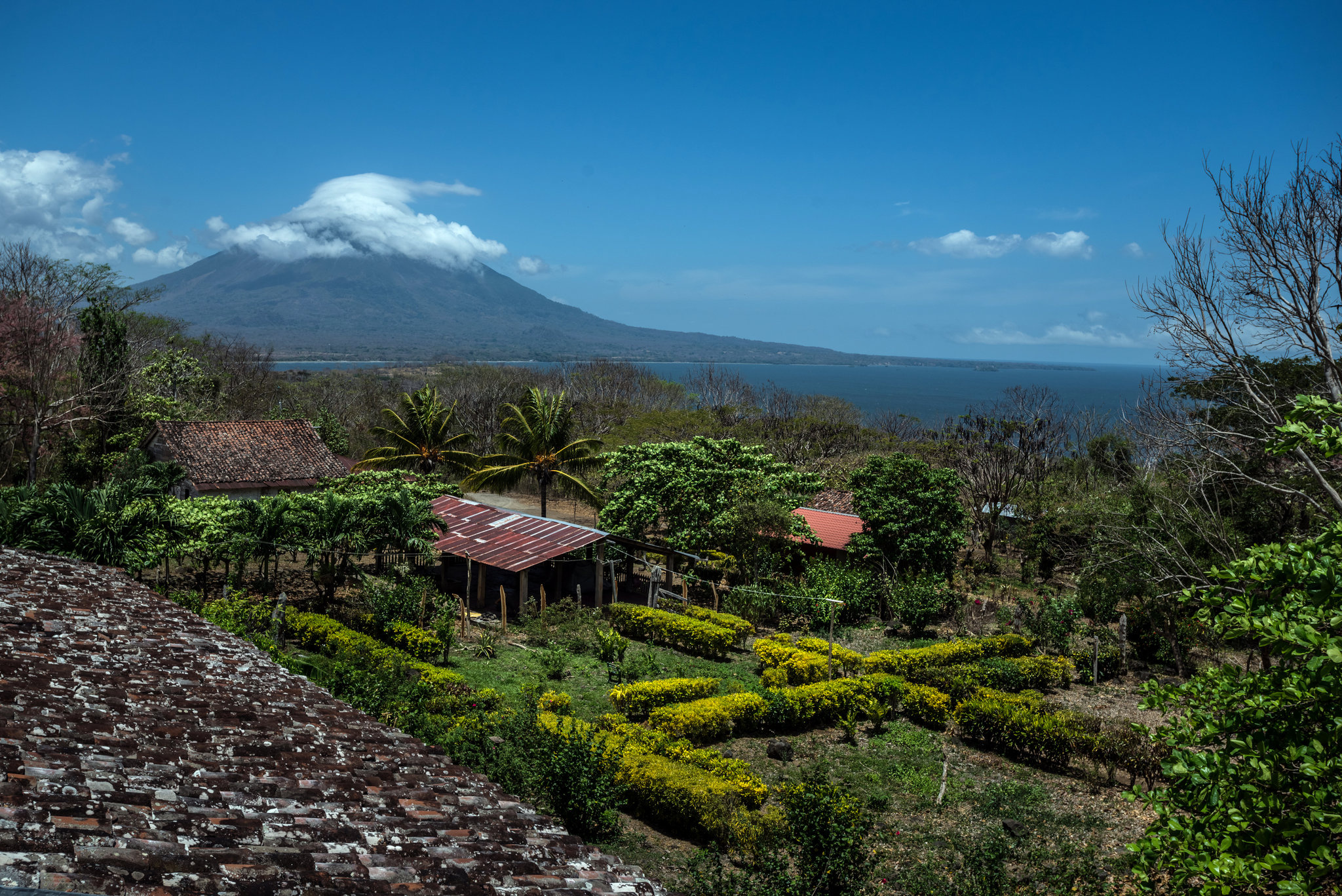 Paradisiacal Nicaragua, Contemplating a canal, The New York Times, 2050x1370 HD Desktop