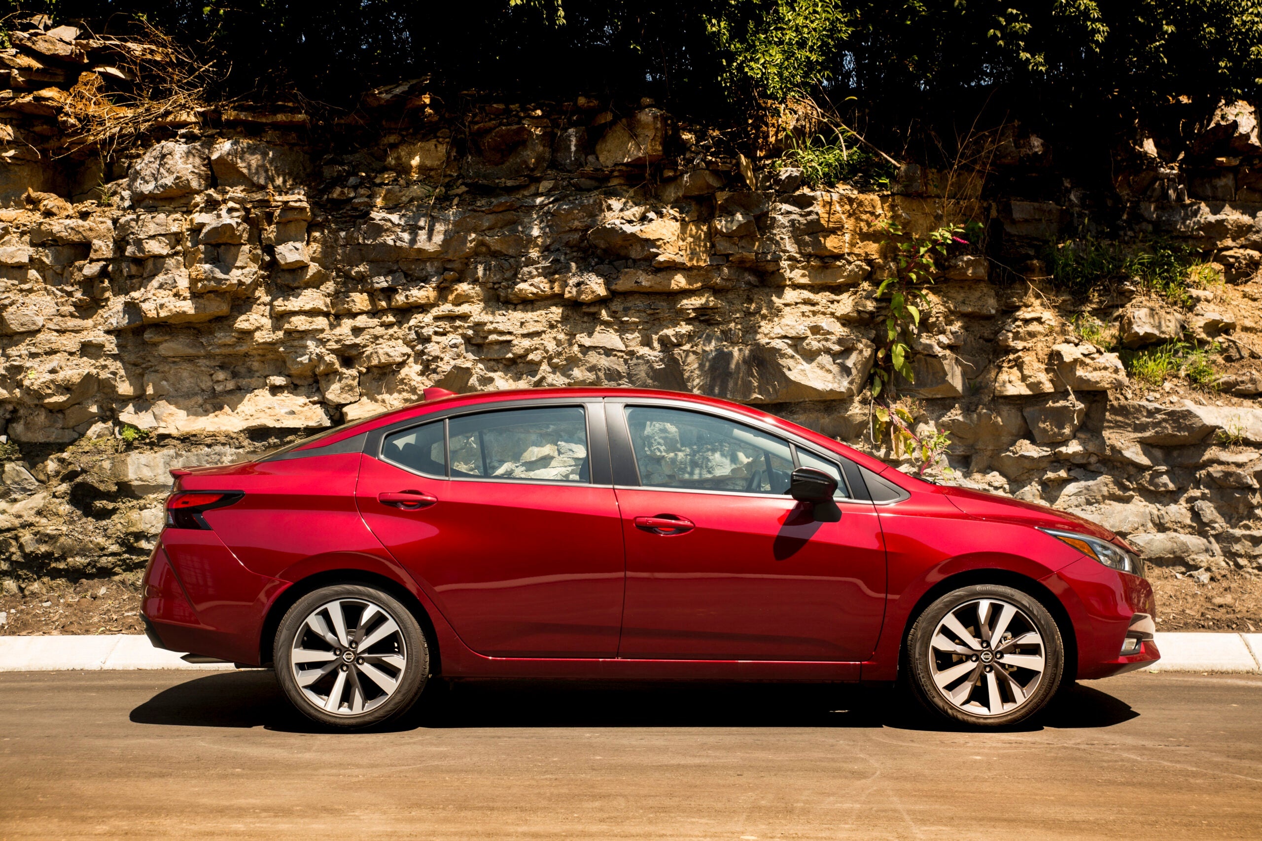 Sedan 2020, Nissan Versa Wallpaper, 2560x1710 HD Desktop