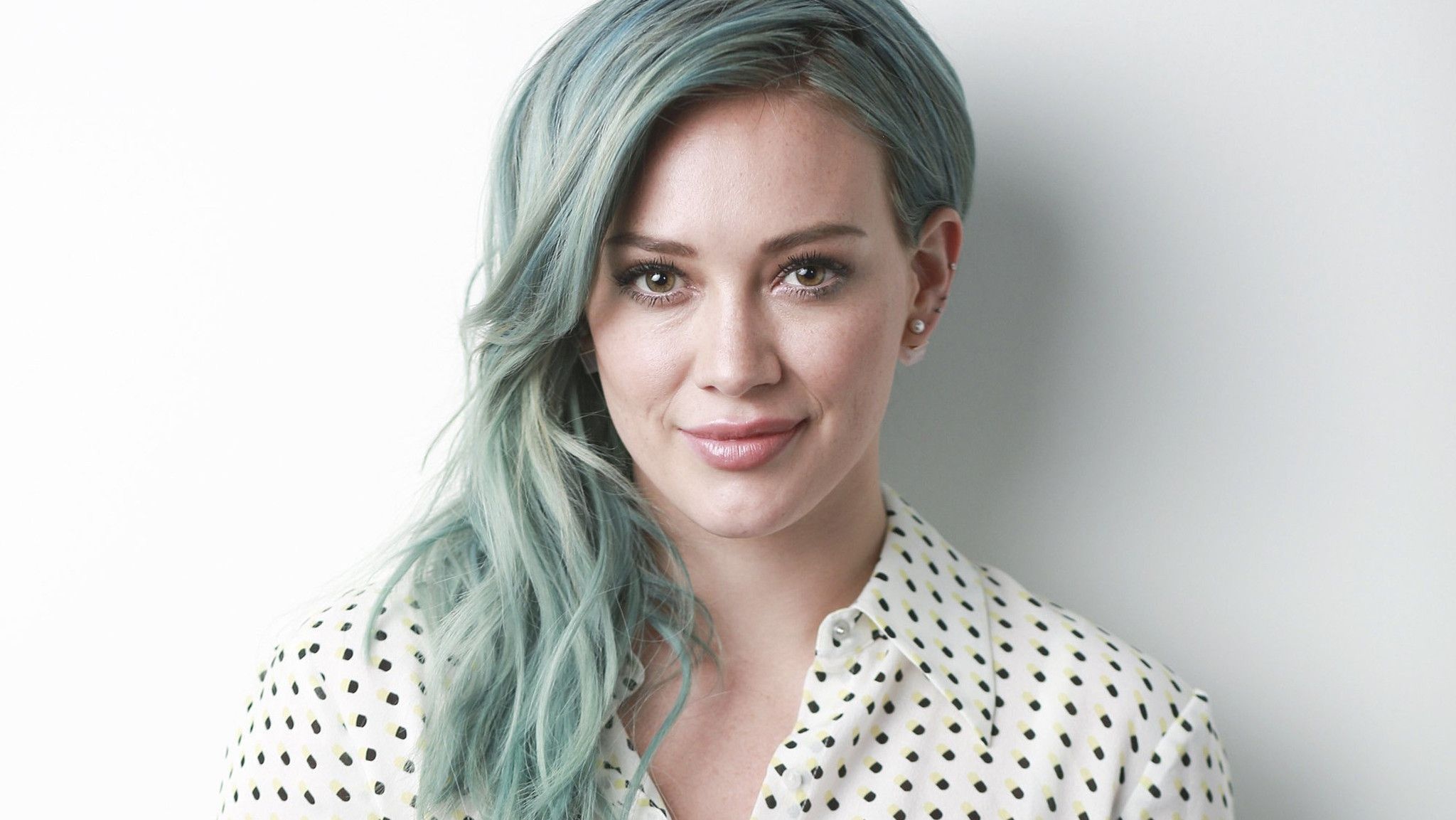 Hilary Duff, Movies star, Celebrity icon, Captivating beauty, 2050x1160 HD Desktop