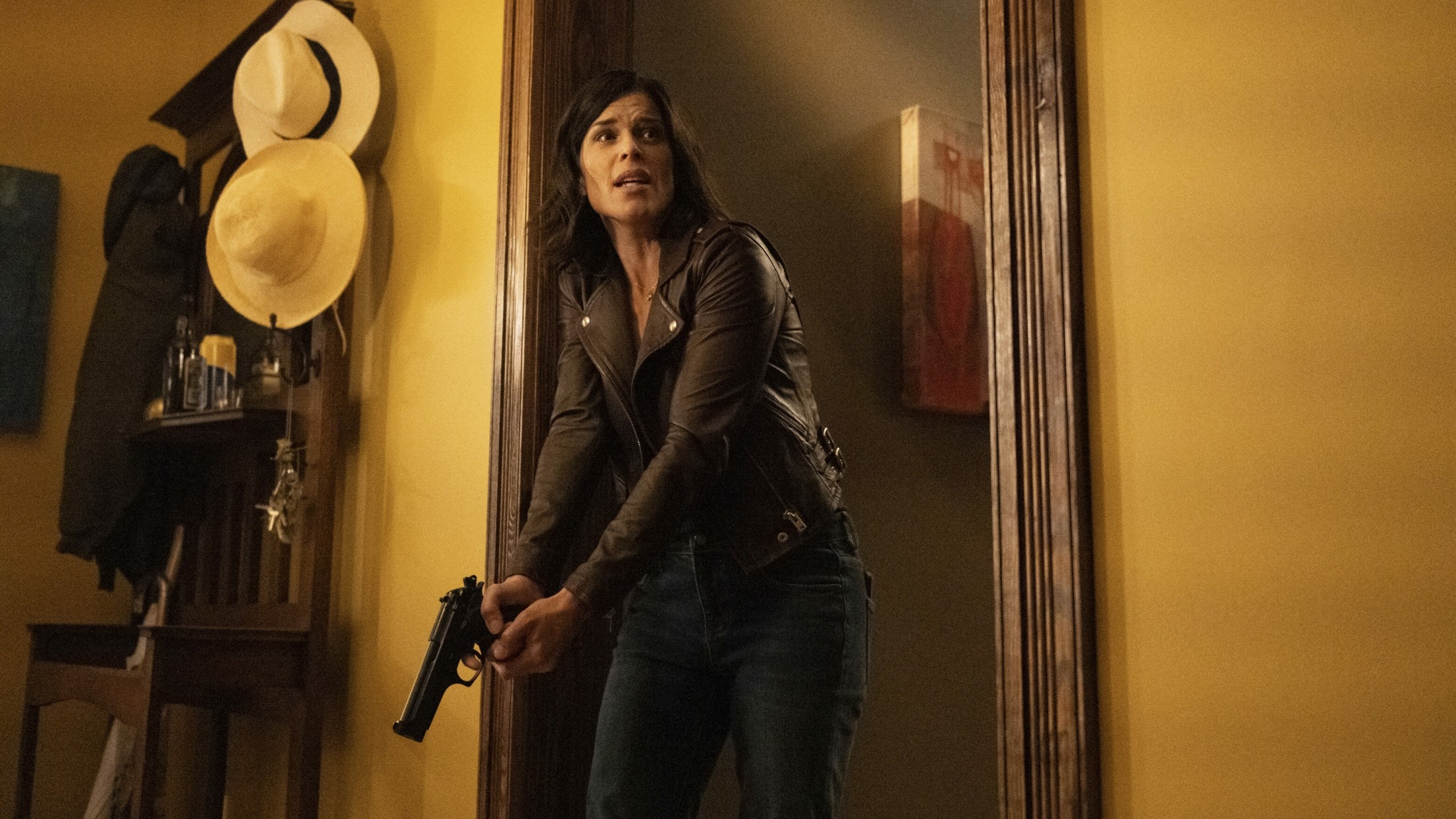 Wald geschleift incident, Neve Campbell's survival, Movie set dangers, Bear attack, 2200x1240 HD Desktop