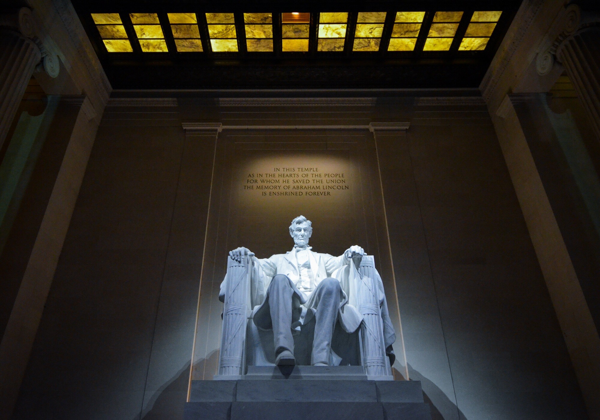 Abraham Lincoln statue, Iconic image, Symbol of leadership, Historical significance, 2000x1410 HD Desktop