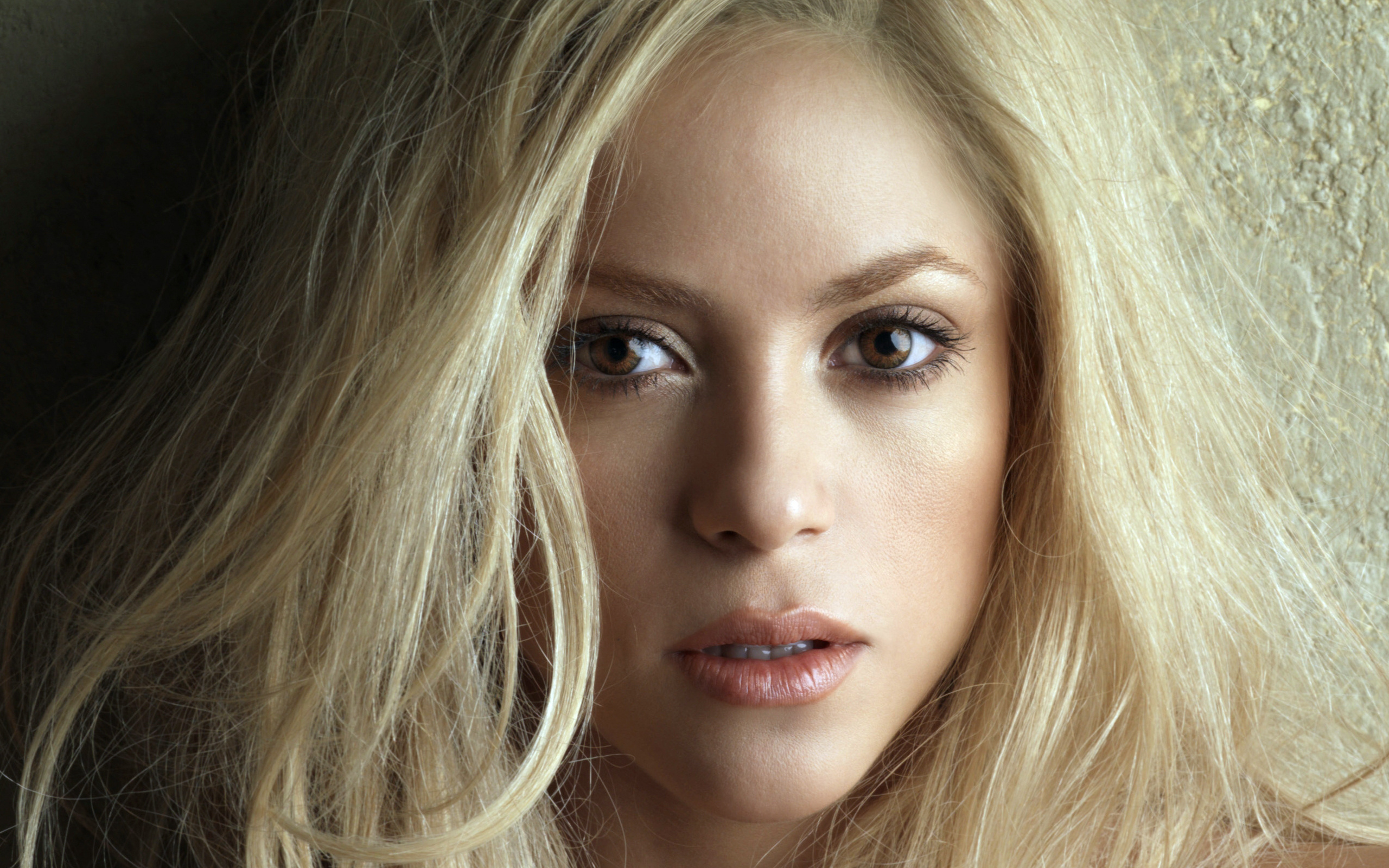 Close-up, Shakira Wallpaper, 2560x1600 HD Desktop