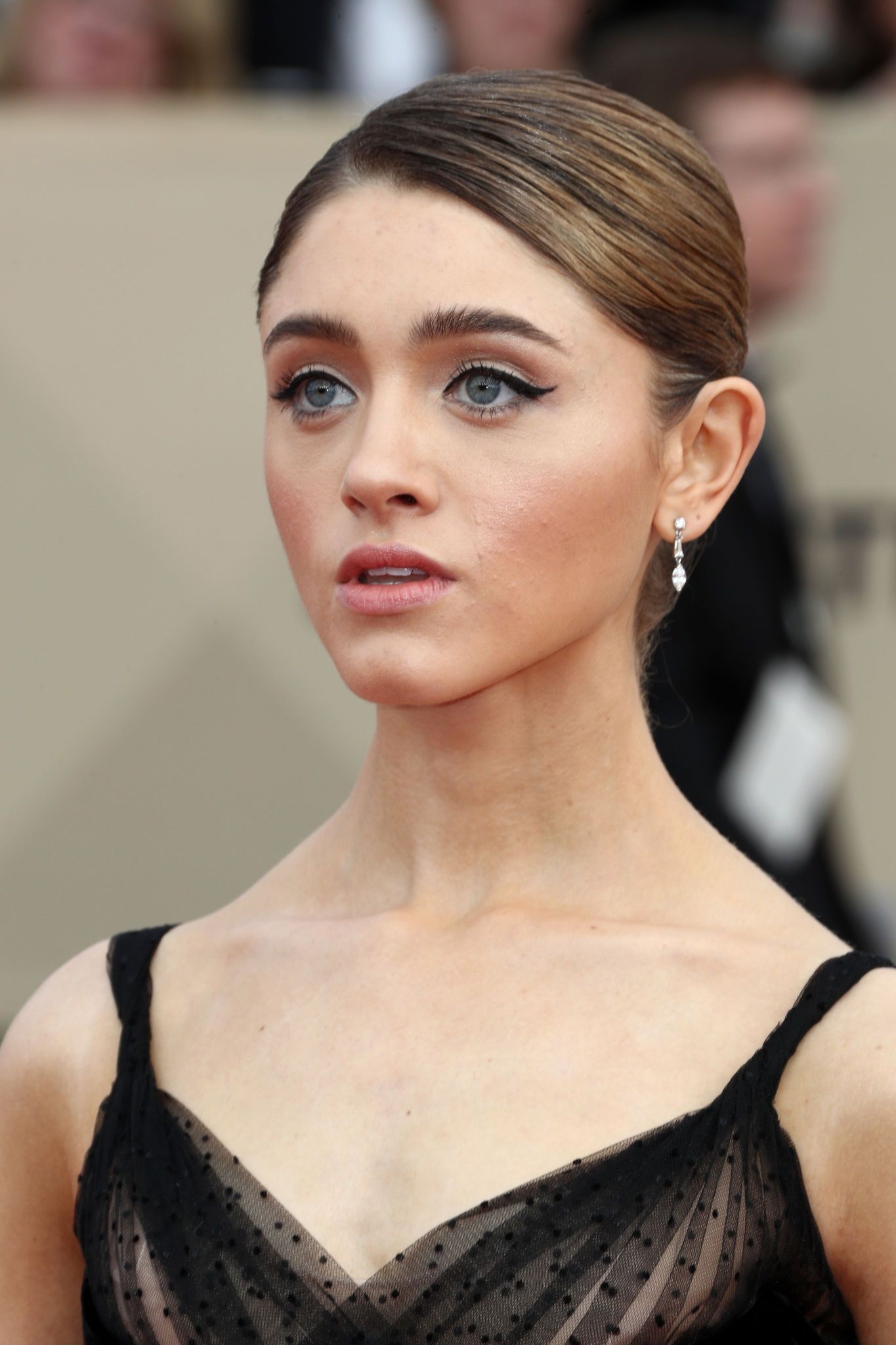 Natalia Dyer, Celebrity makeup beauty, TV show star, 1370x2050 HD Phone