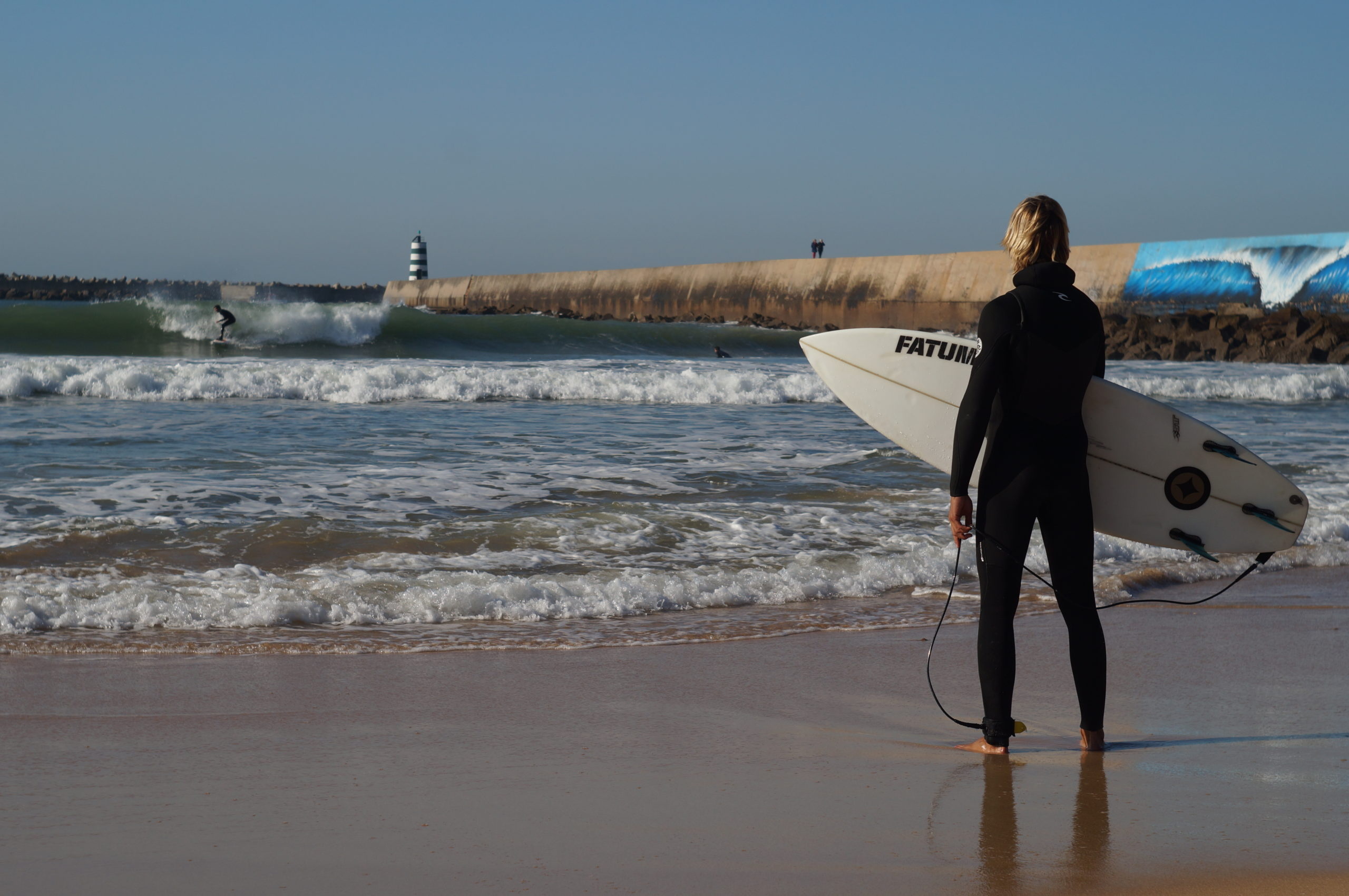 Surfing at Molhe Leste, Fatum surfboards, Big waves, Exhilarating rides, 2560x1710 HD Desktop