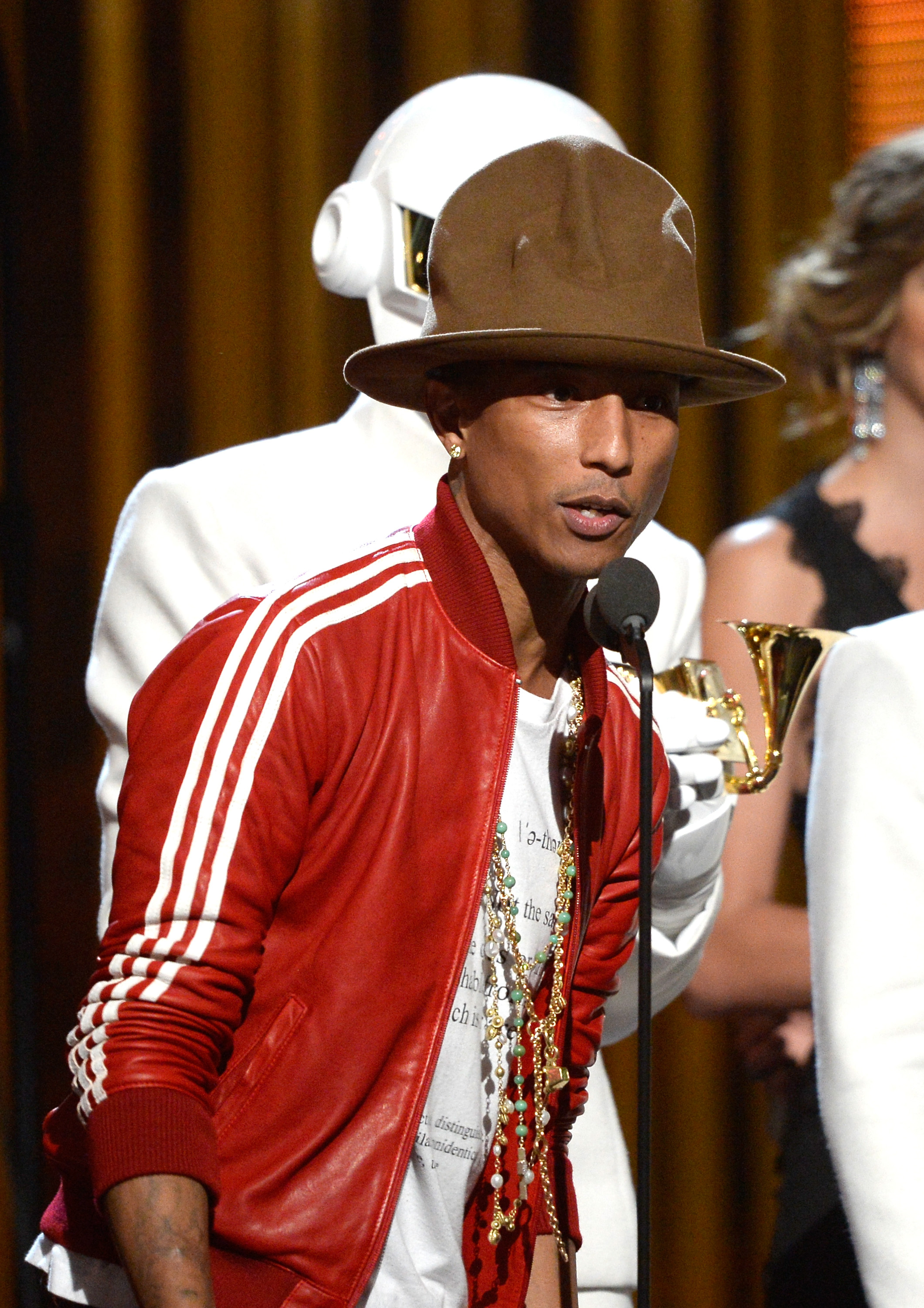 Pharrell Williams, Giant hat, Grammy buzz, 2014 grammys buzzing, 2120x3000 HD Phone