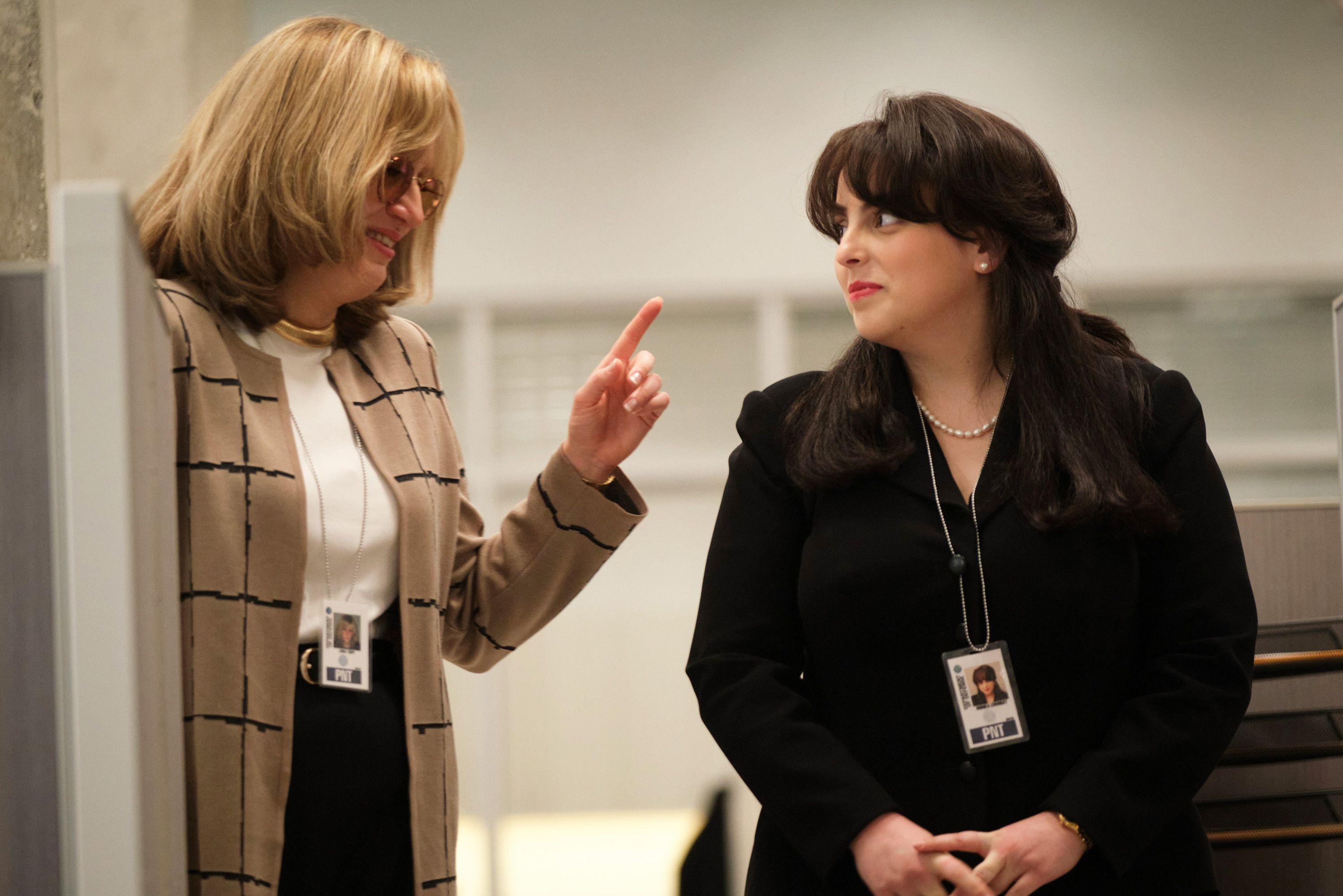 Sarah Paulson and Beanie Feldstein, American Crime Story (TV Series) Wallpaper, 3000x2010 HD Desktop