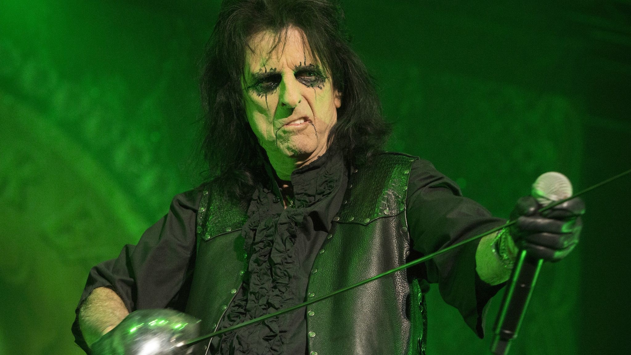 Alice Cooper, Horror rock Halloween, Memorable concert, Spooky atmosphere, 2050x1160 HD Desktop