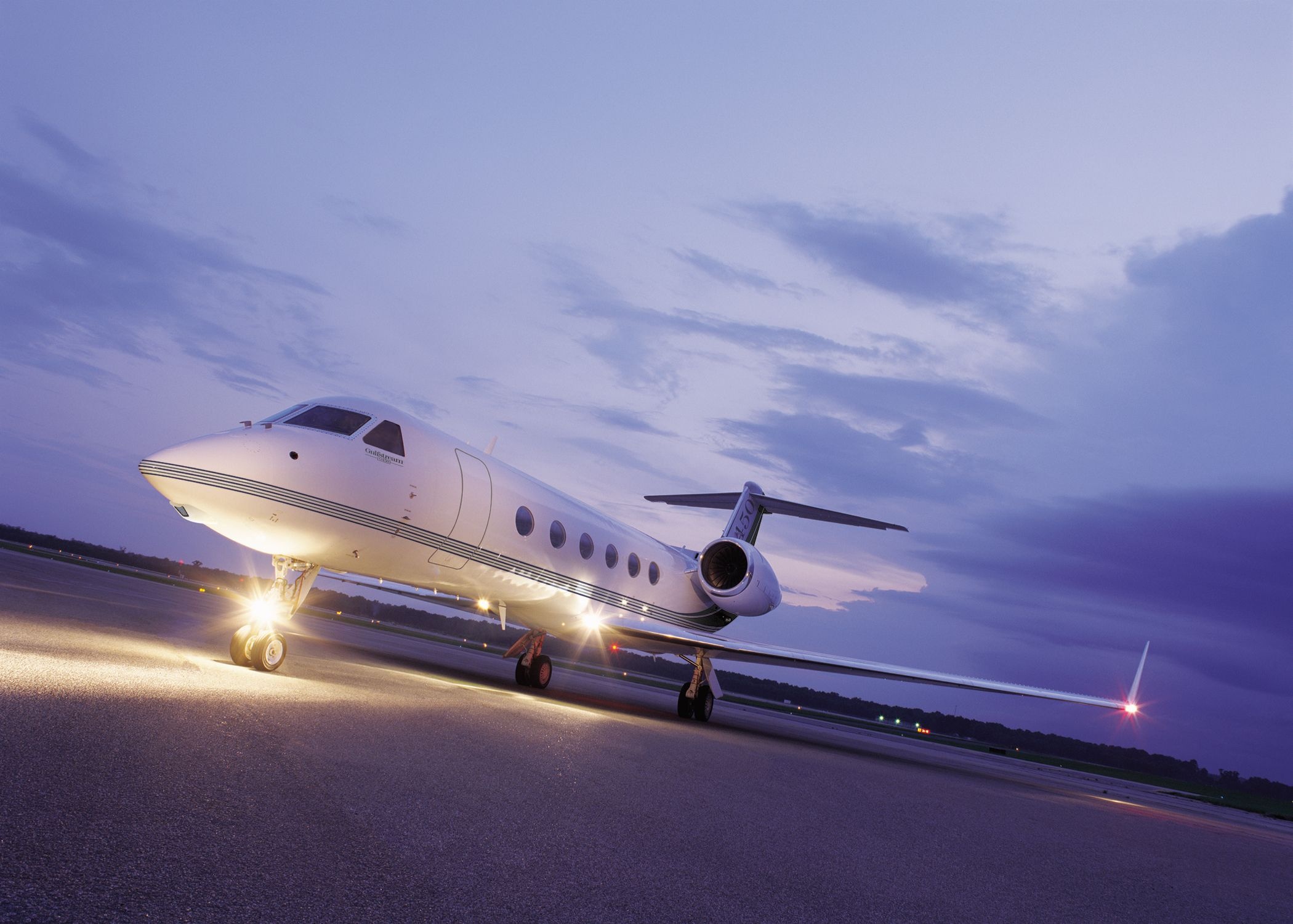 Gulfstream G450, Airport tarmac at dusk, Illuminated landing lights, HD Desktop wallpaper