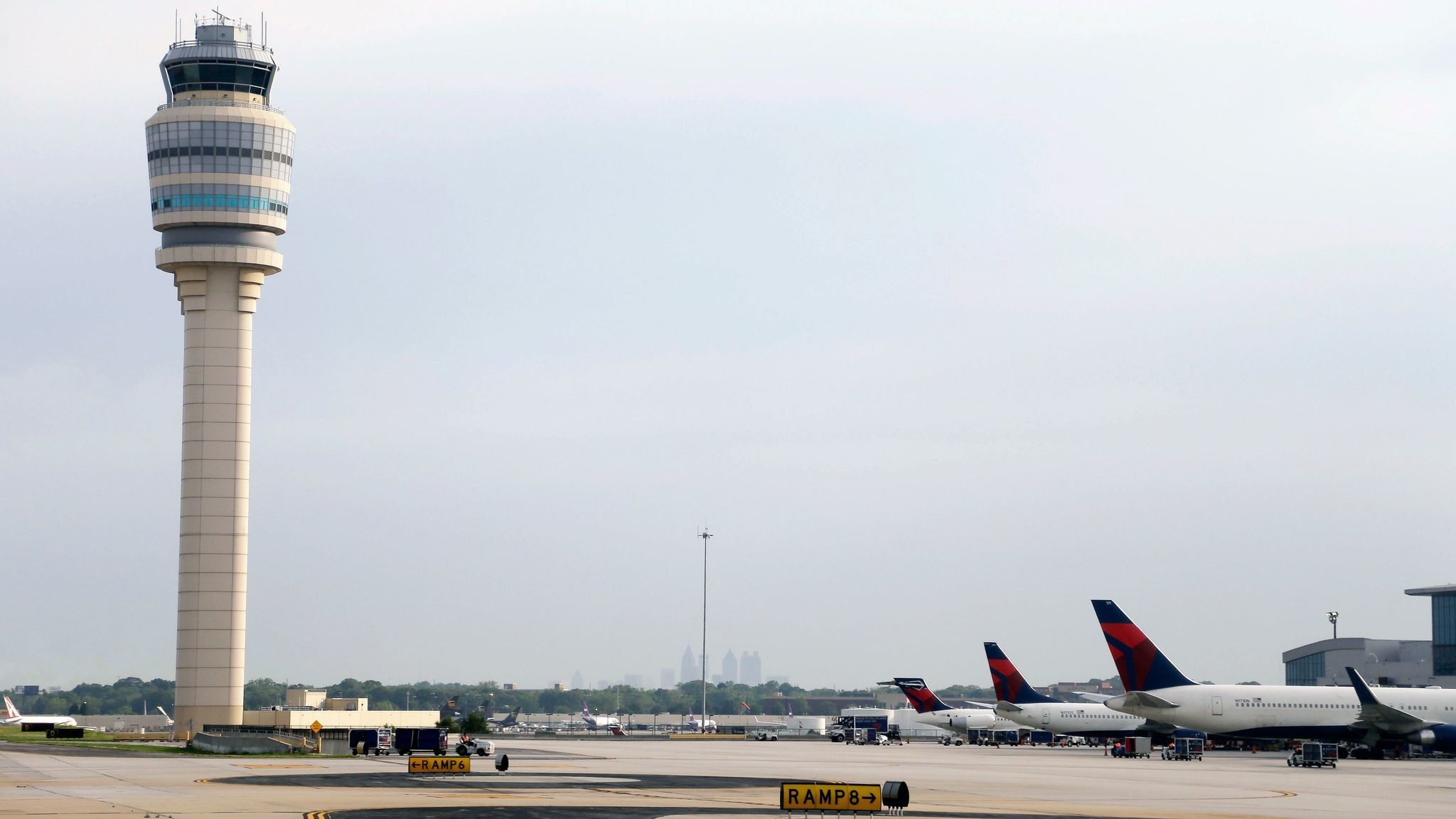 Hartsfield-Jackson Atlanta International Airport, Power outage, Flight disruptions, Baltimore Sun, 2050x1160 HD Desktop