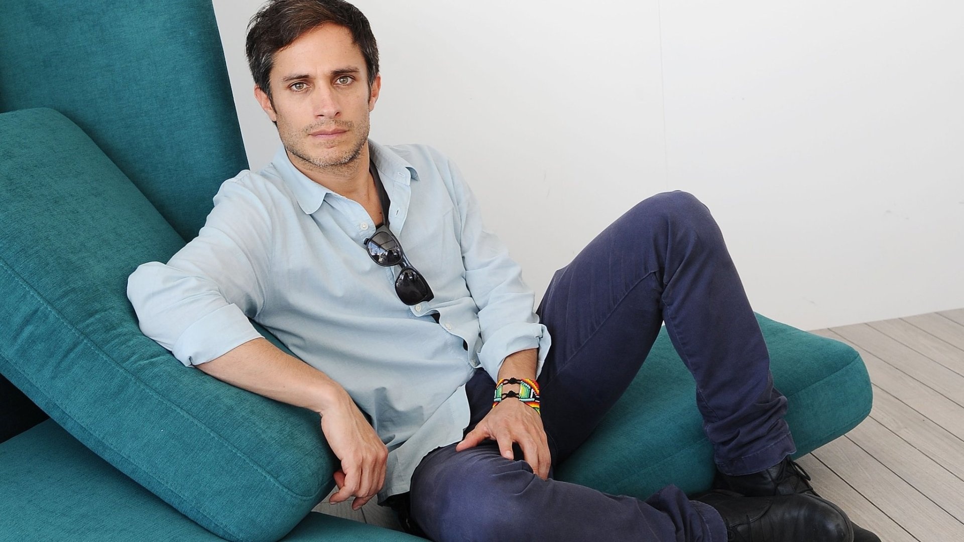 Gael Garcia Bernal, Versatile actor, Diverse filmography, Captivating performances, 1920x1080 Full HD Desktop