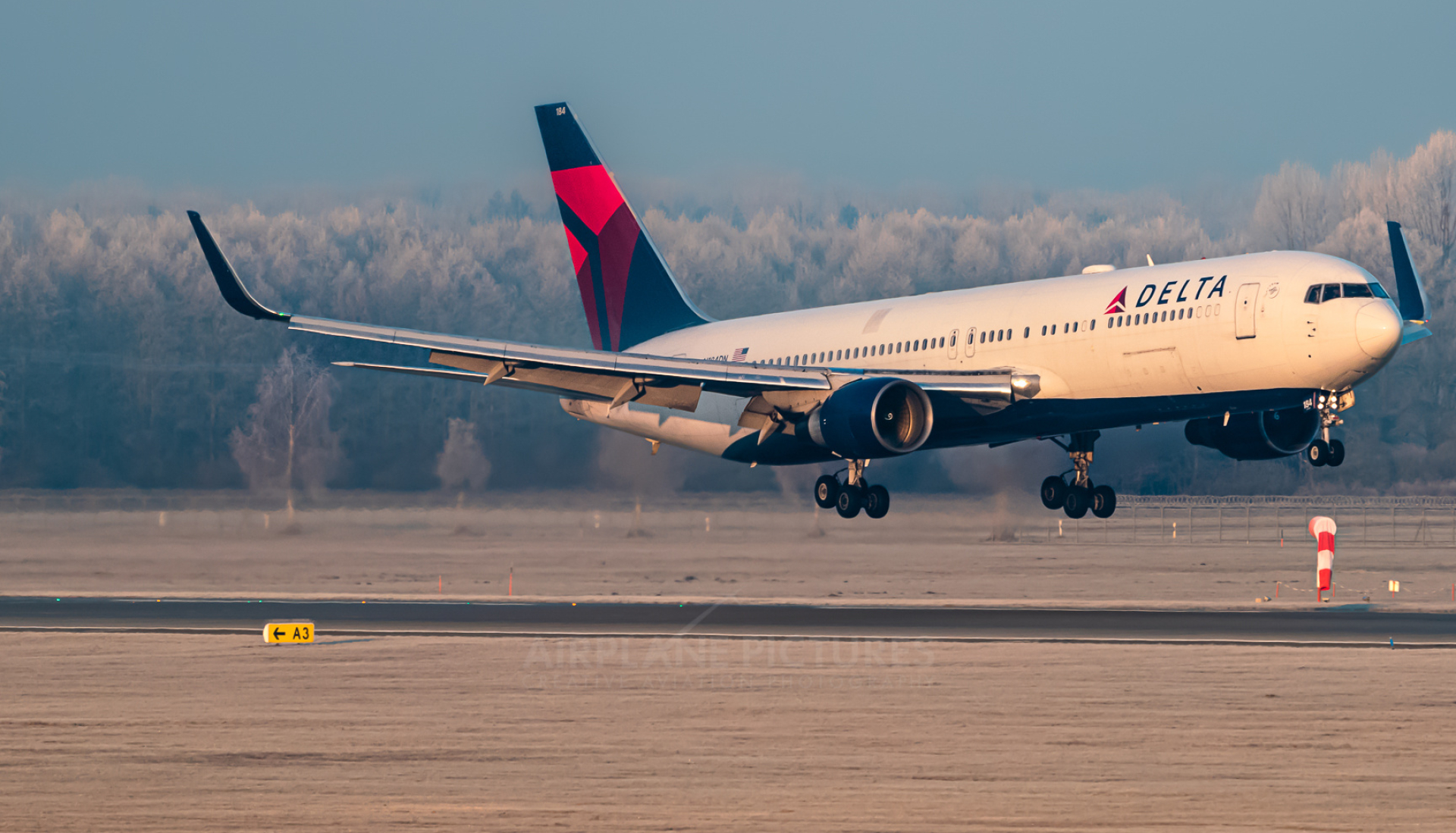 Delta Air Lines, Boeing 767-300ER, Munich airport, Aviation photography, 1920x1100 HD Desktop