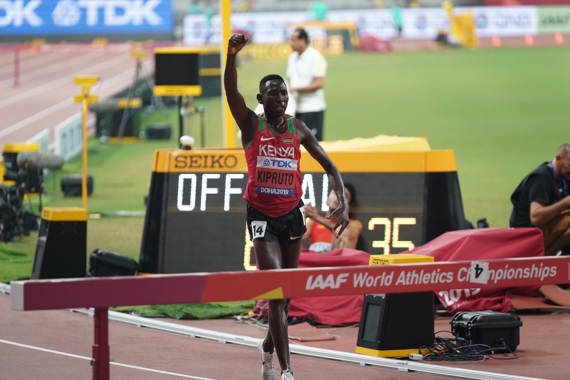 Conseslus Kipruto, Doha 2019 championship, Thrilling steeple race, Gold medal triumph, 2000x1340 HD Desktop