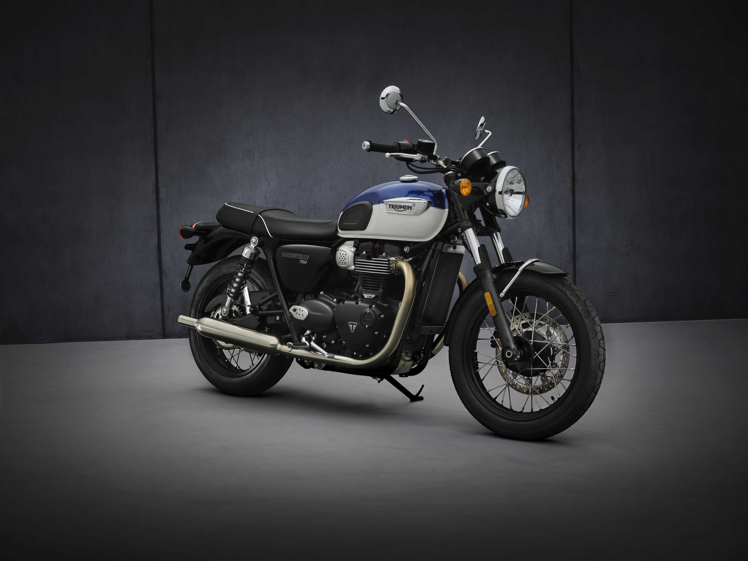 Triumph Bonneville T100, Next-gen specs, Feature-rich, Motorcycle photography, 2560x1920 HD Desktop