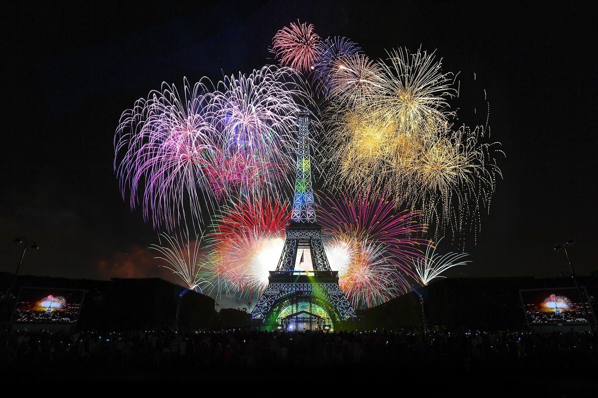 Eiffel Tower fireworks wallpapers, 4K HD, Vibrant celebration, Festive holiday, 1920x1280 HD Desktop