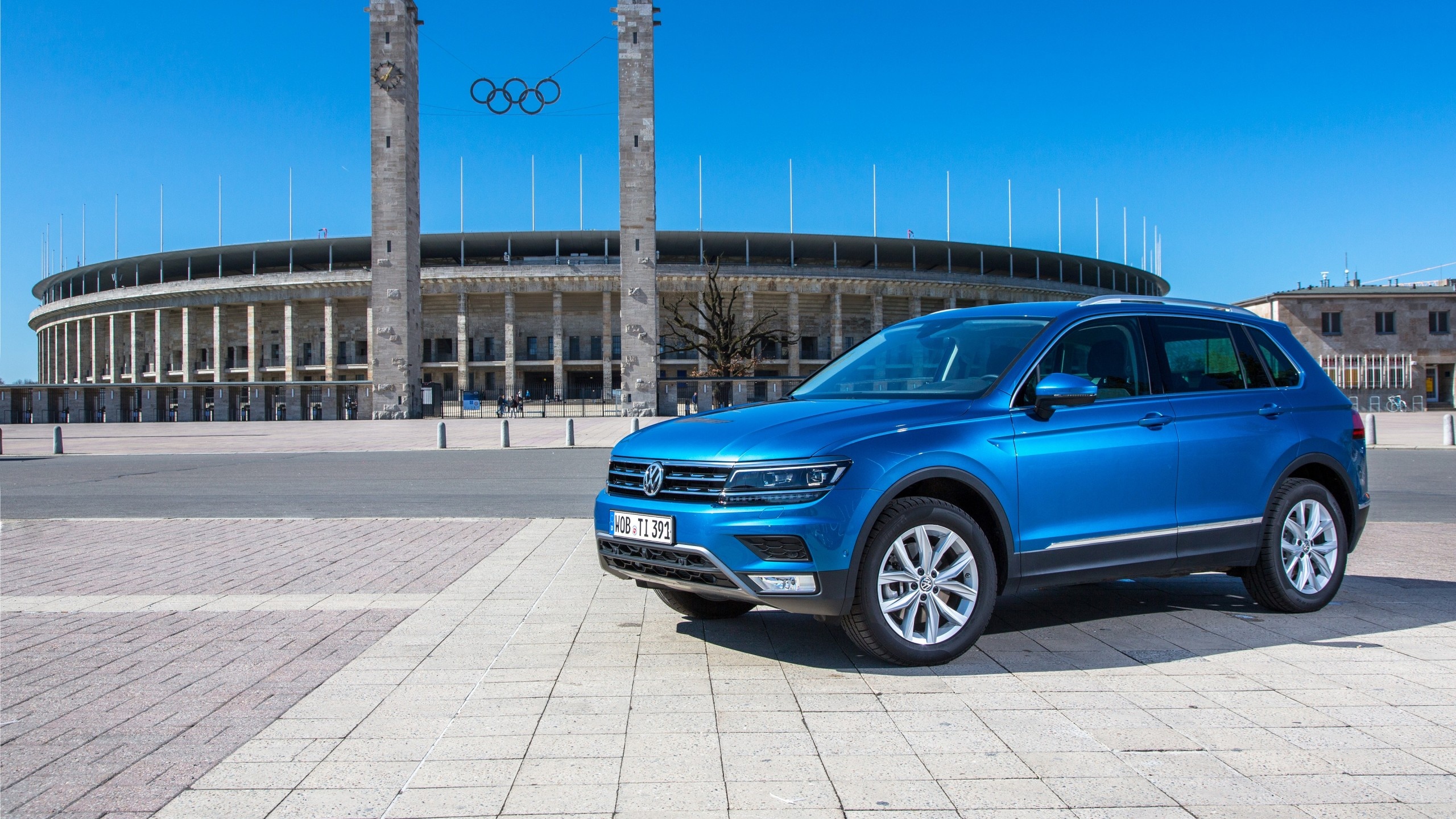 Volkswagen Tiguan, Crossover, Blue cars, Bikes, 2560x1440 HD Desktop